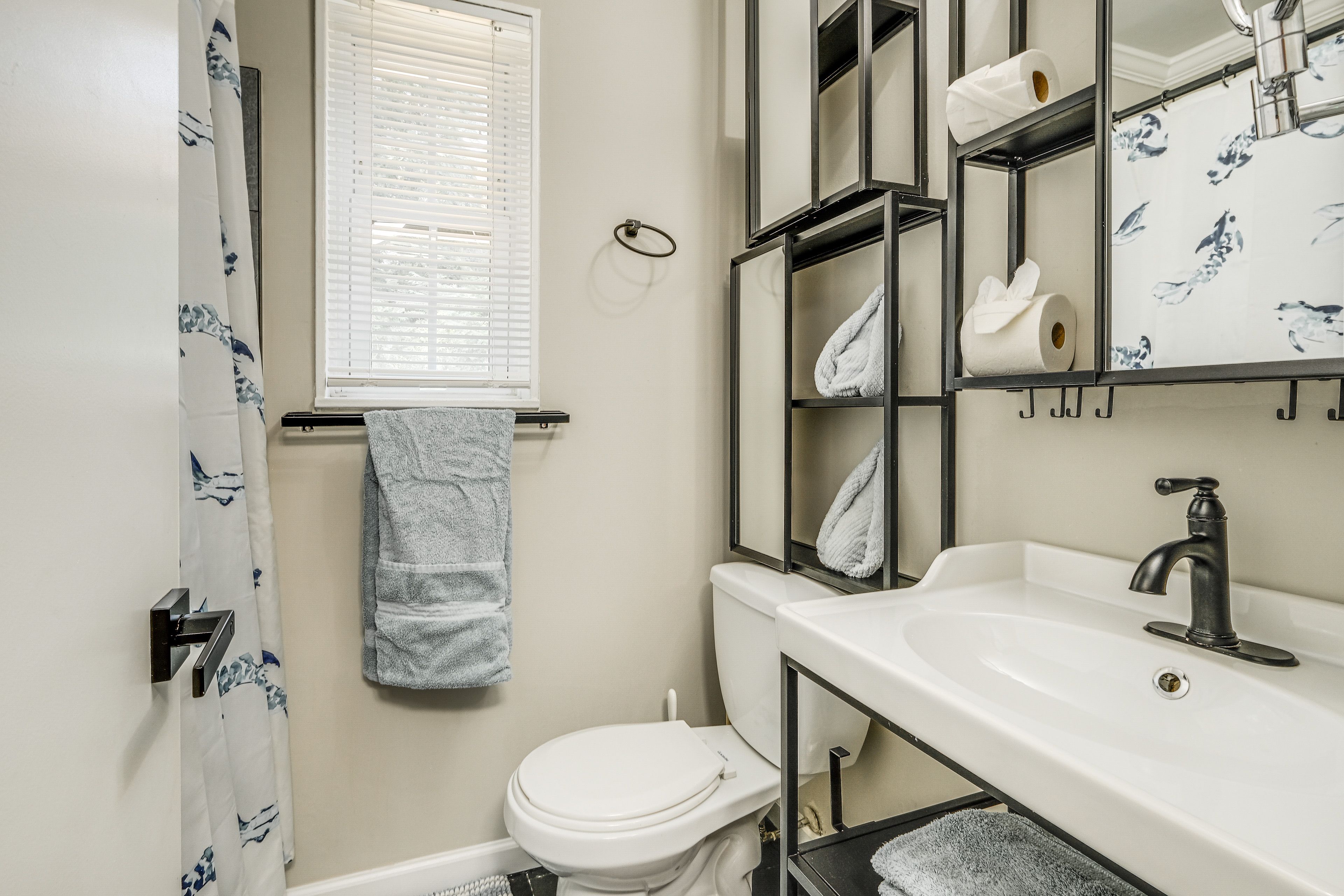 Full Bathroom | Upper Level | Complimentary Toiletries