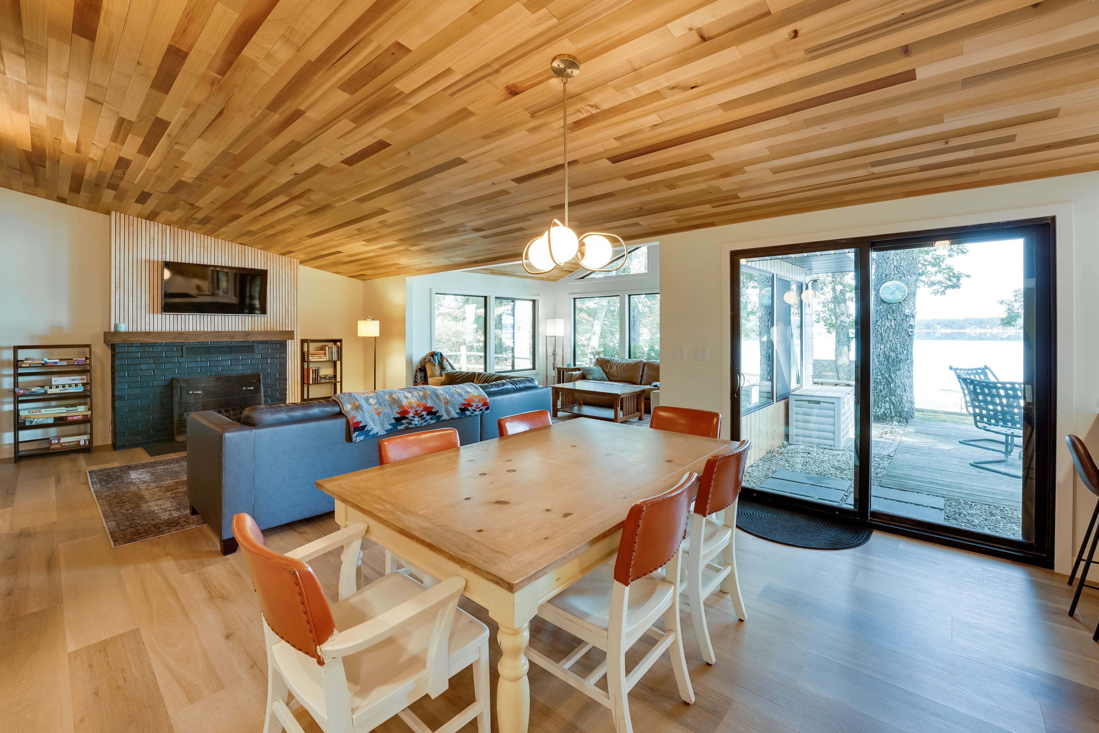 Dining Area | Dishware & Flatware Provided