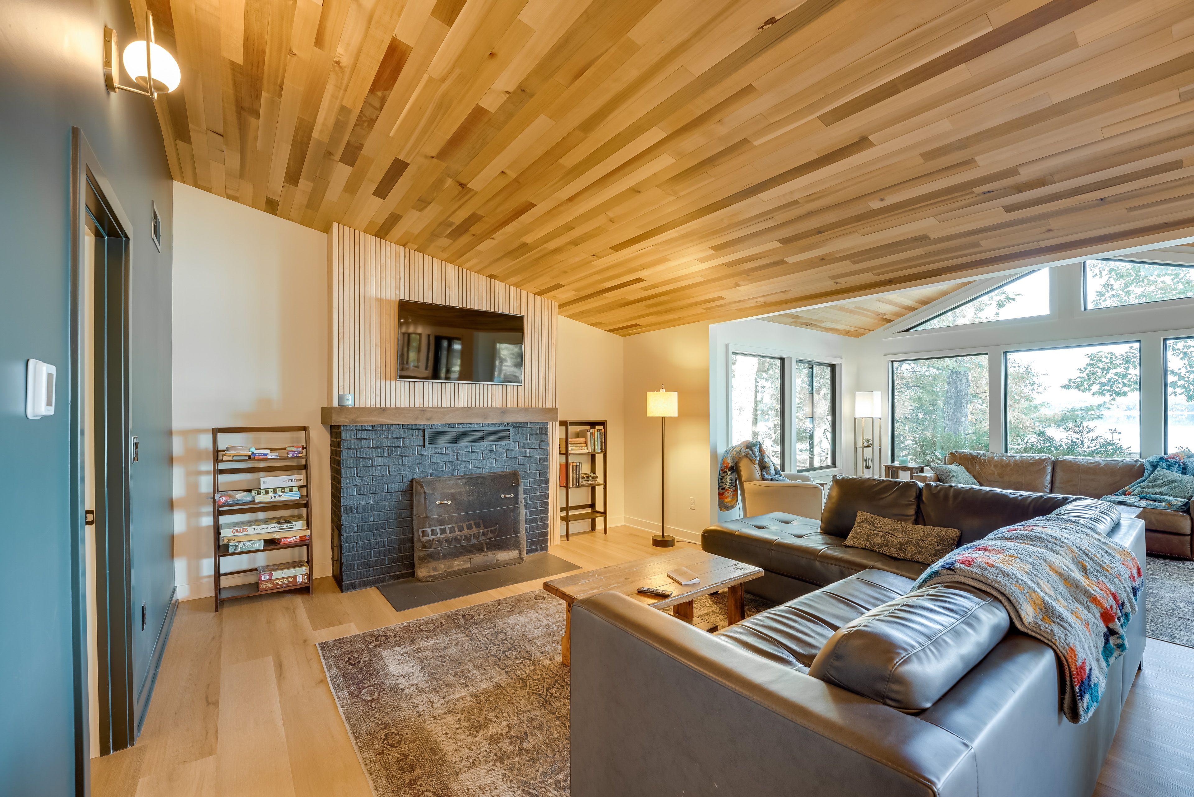 Living Room | Free WiFi | Smart TV | Fireplace | Central A/C & Heating