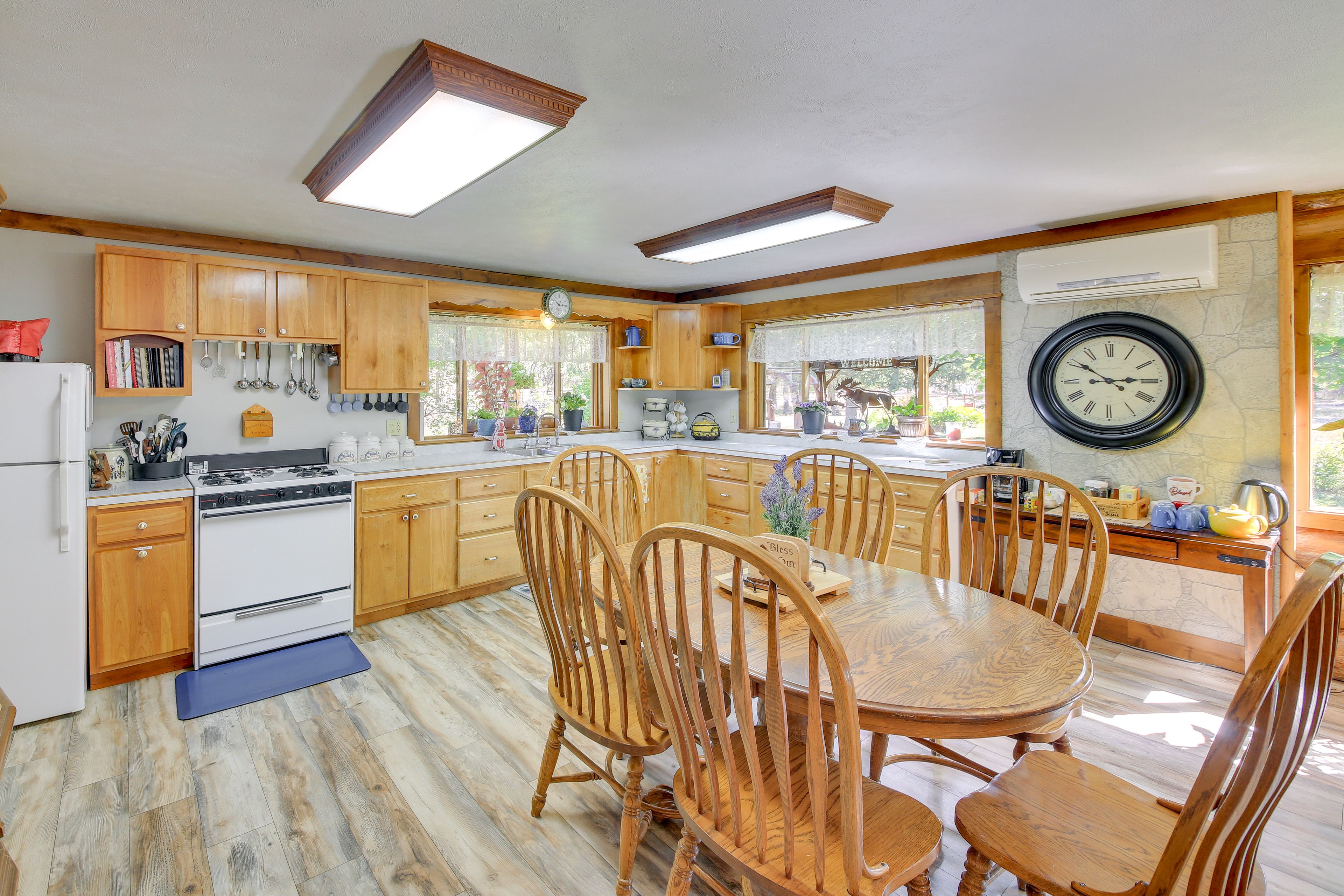 Dining Area | Dishware & Flatware Provided