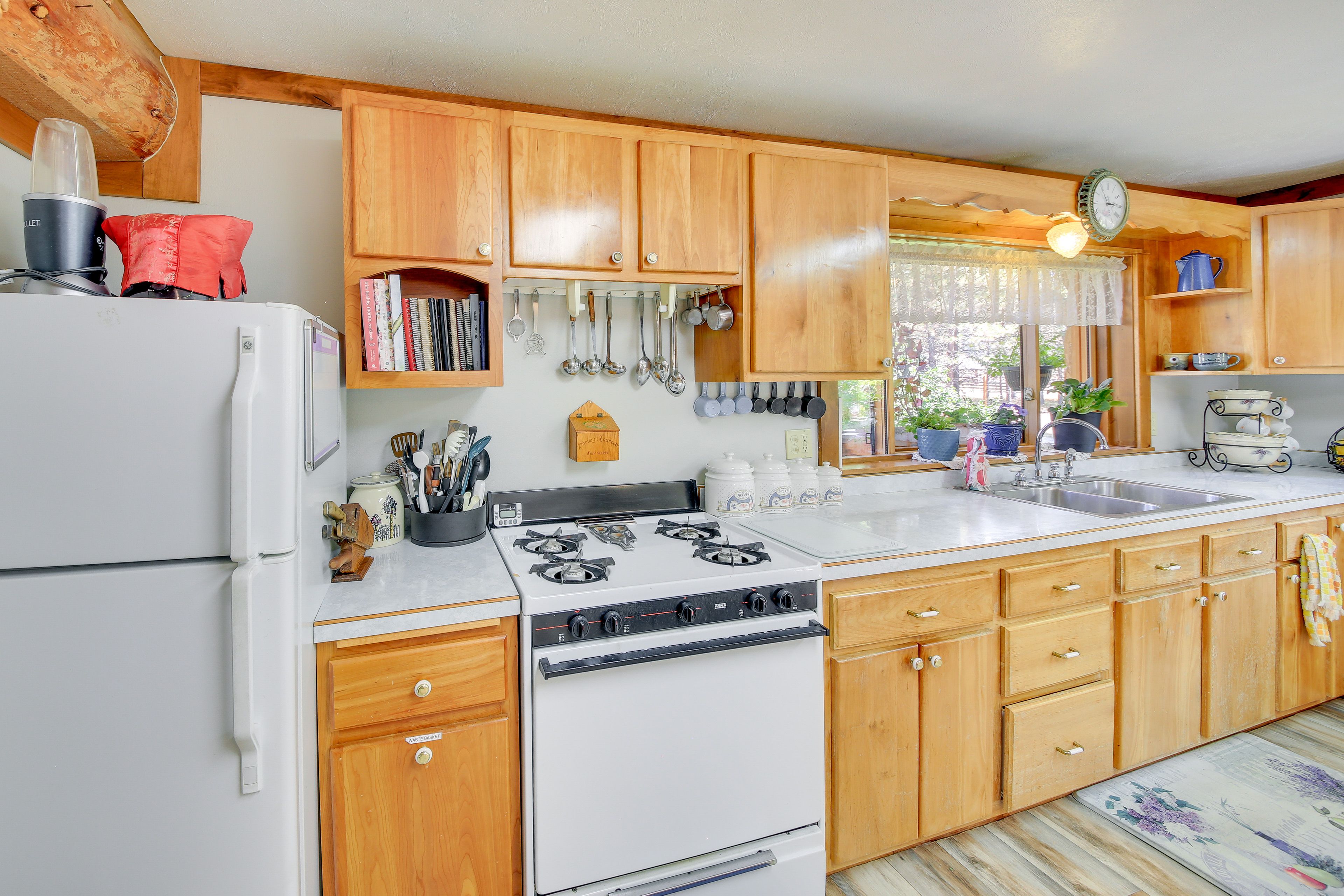 Kitchen | Cooking Basics | Coffee Maker | Trash Bags & Paper Towels Provided