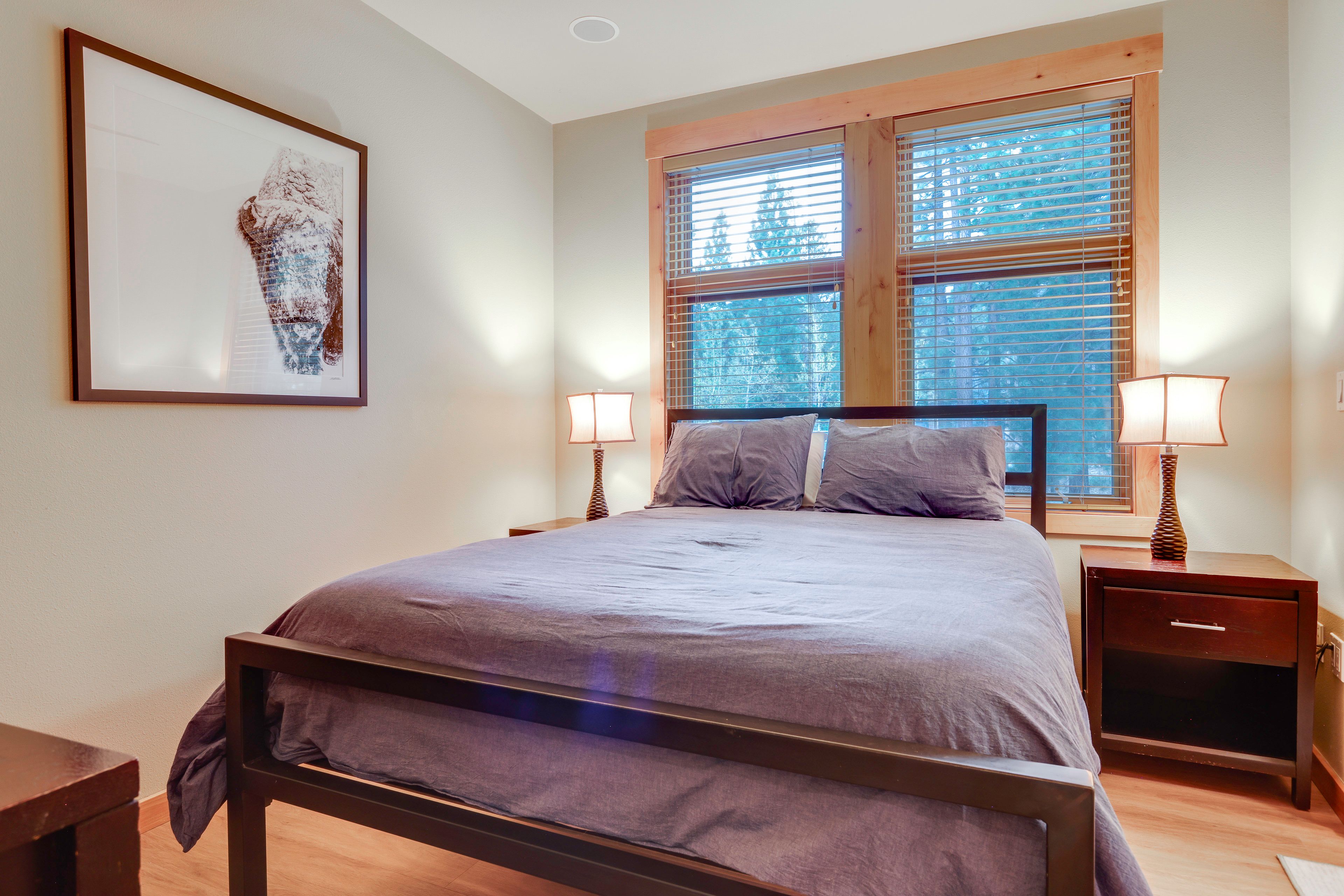 Bedroom 1 | Queen Bed