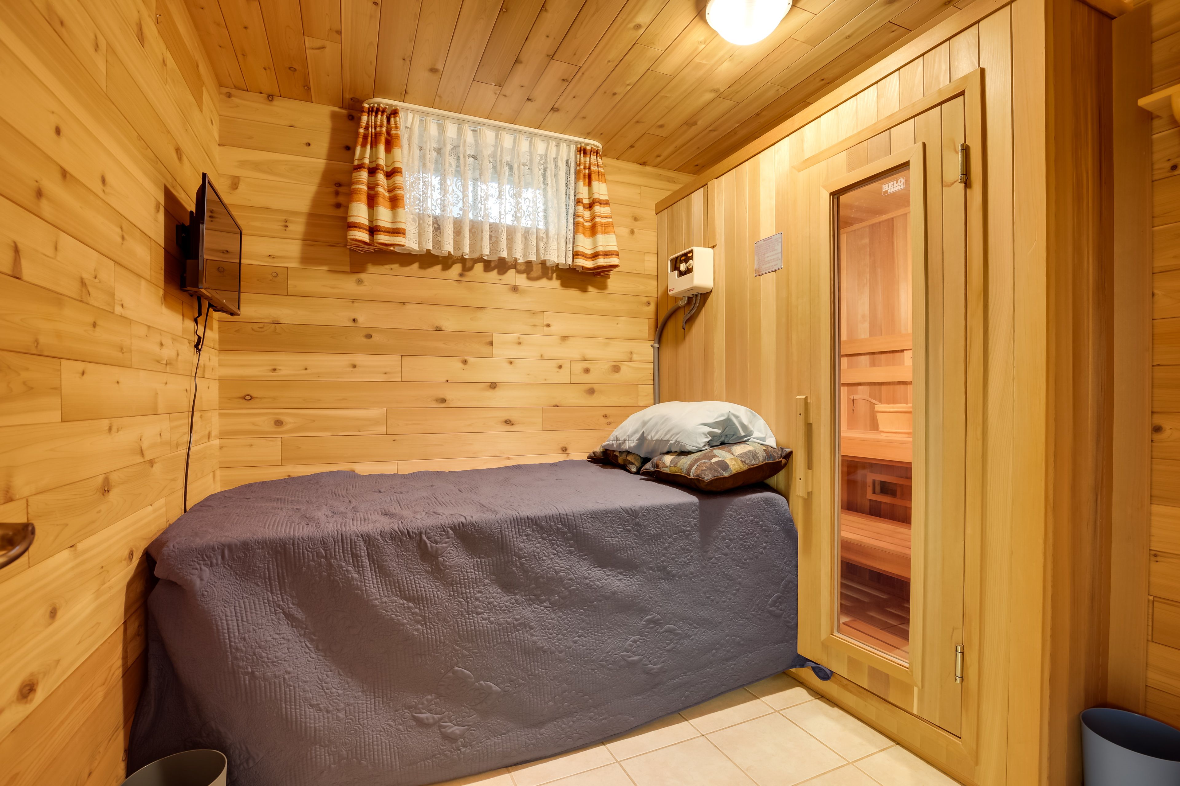 Bedroom 6 | Twin Bed | Smart TV | Sauna