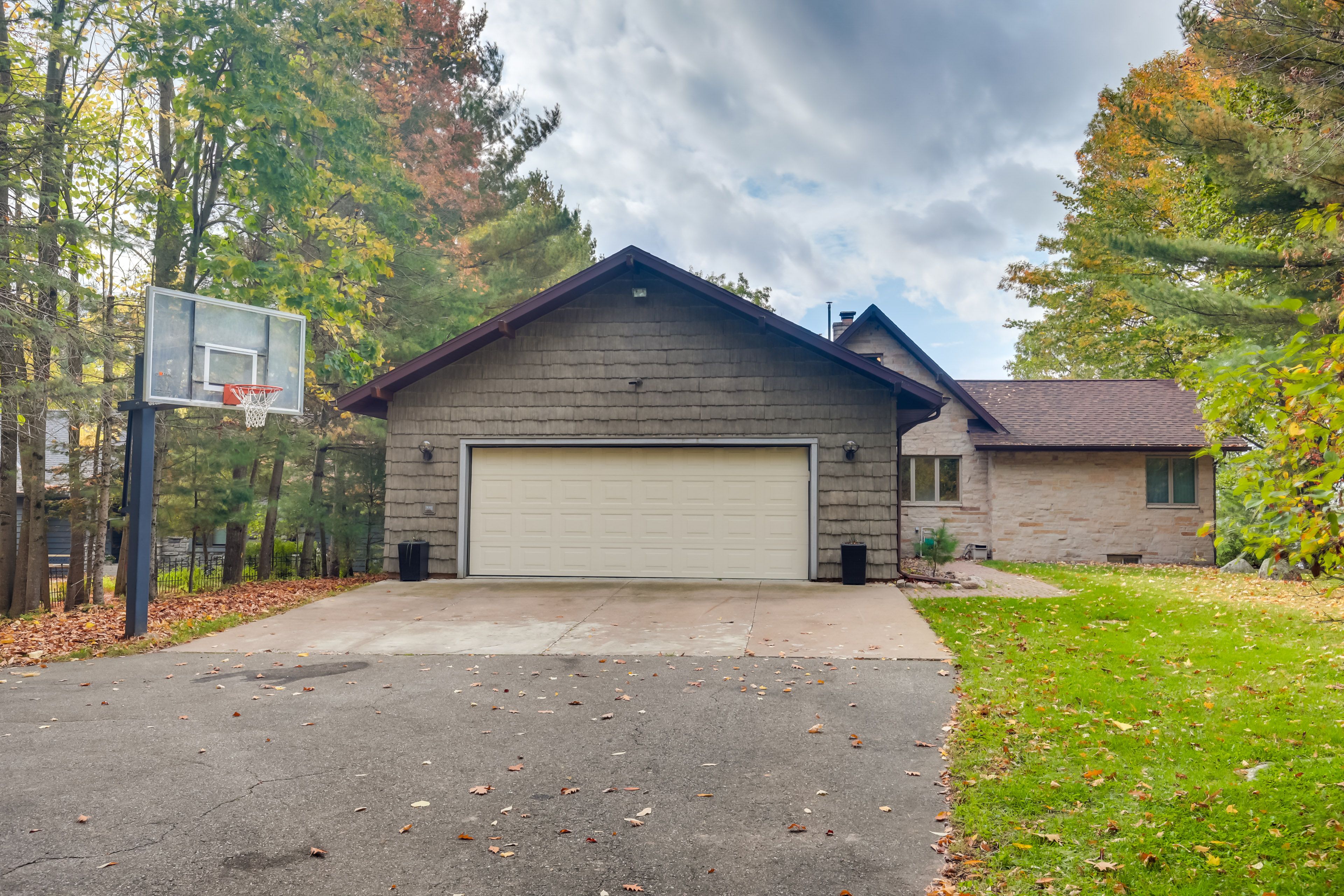 House Exterior | Free Street Parking | Basketball Hoop