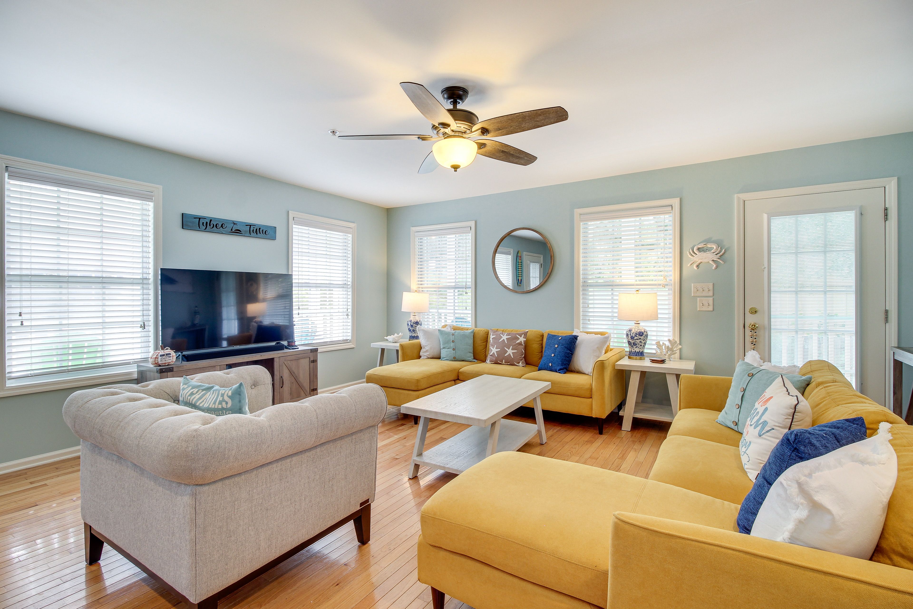 Living Room | Free WiFi | Central A/C | Smart TV