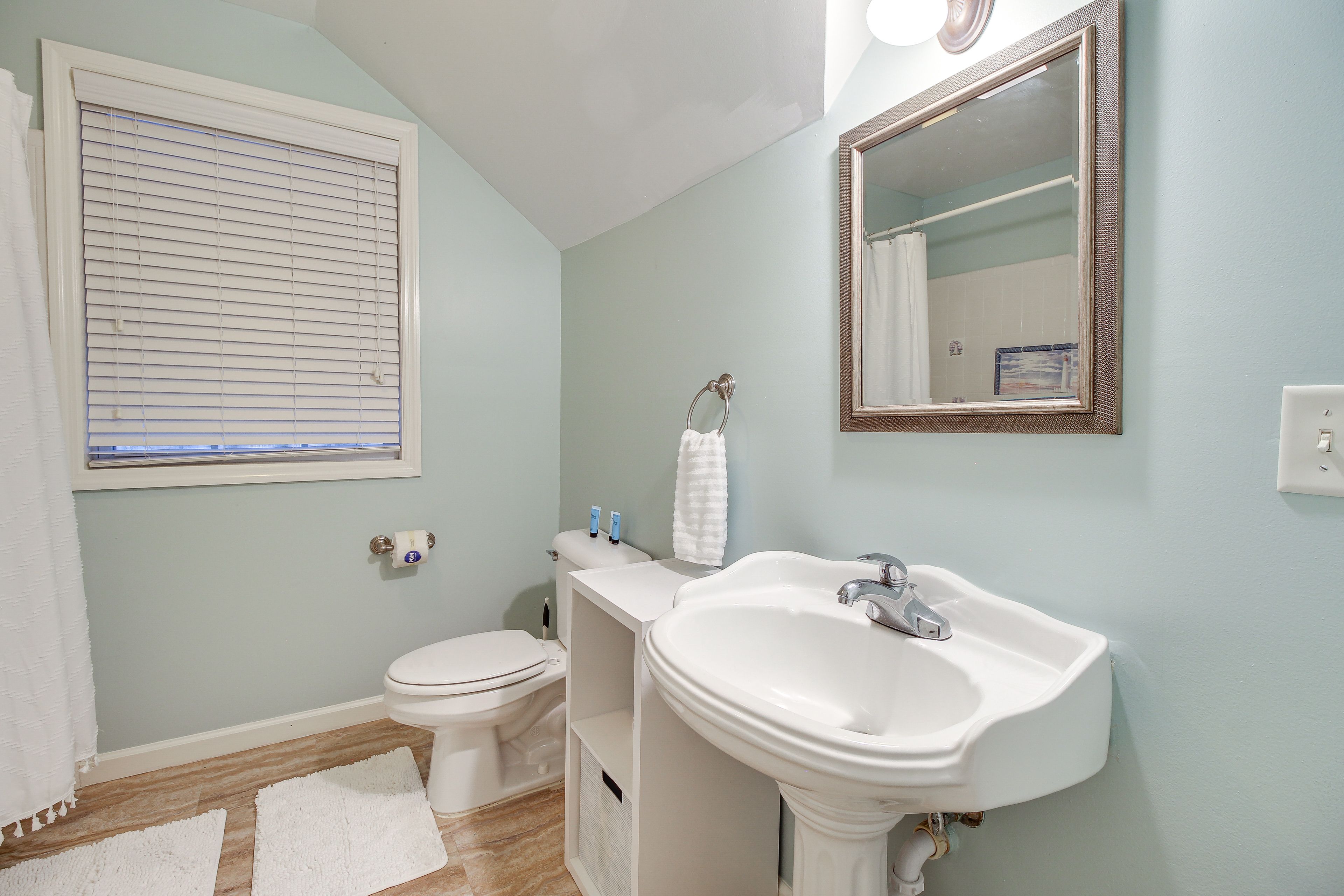 Bathroom | Complimentary Toiletries | Towels Provided