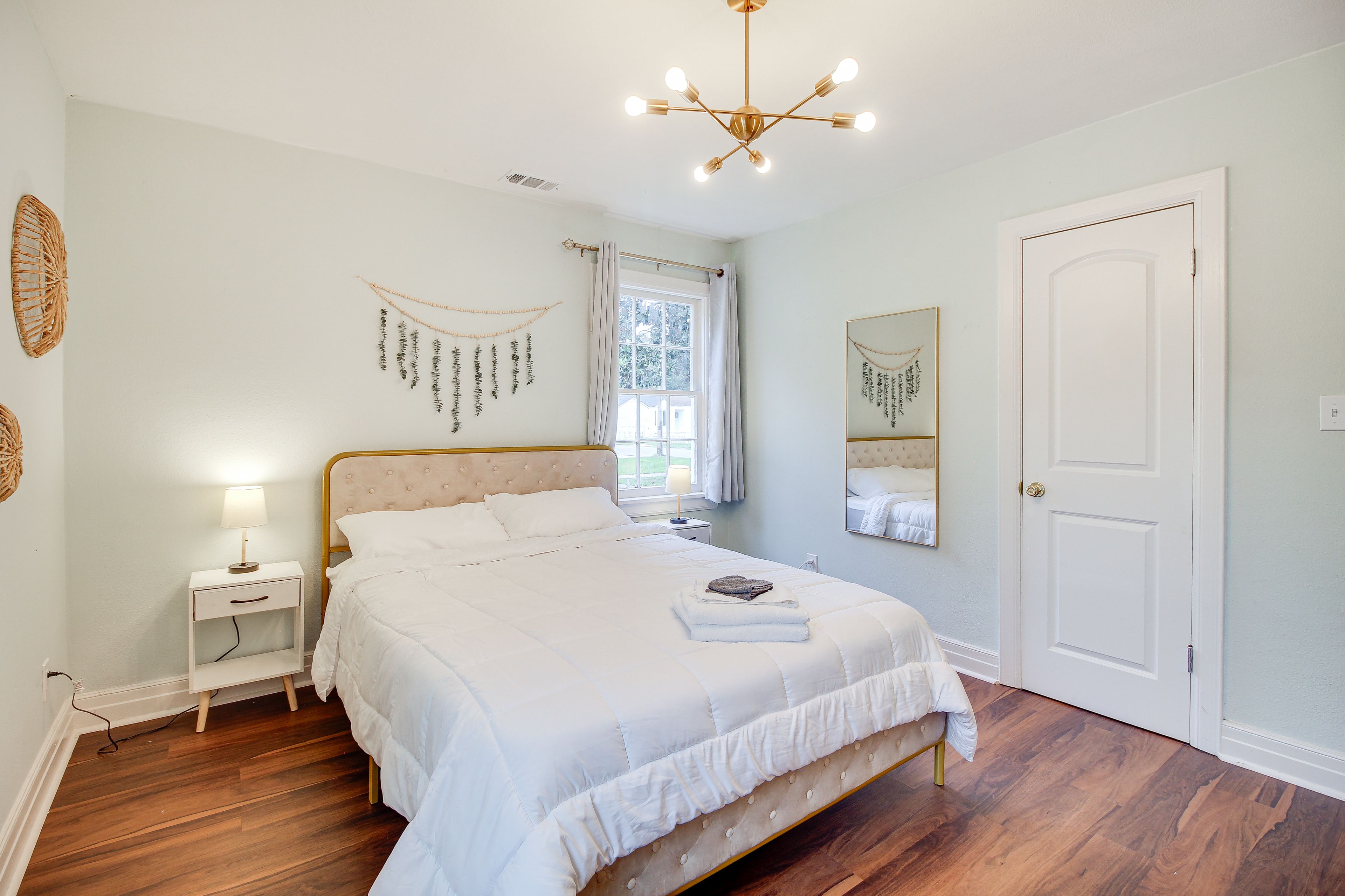 Bedroom 2 | Queen Bed | Laptop-Friendly Workspace