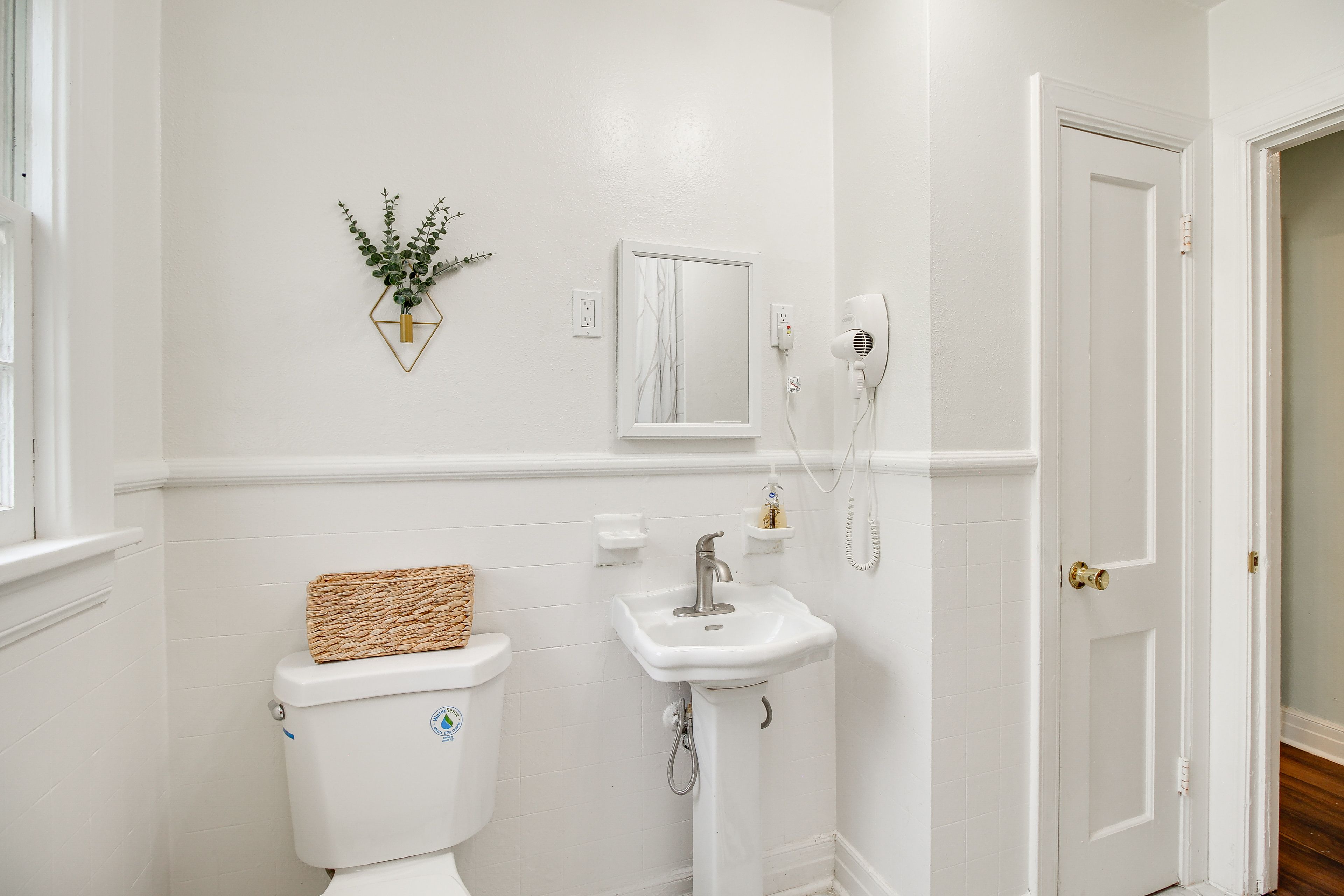 Full Bathroom | Shower/Tub Combo | Complimentary Toiletries | Towels Provided