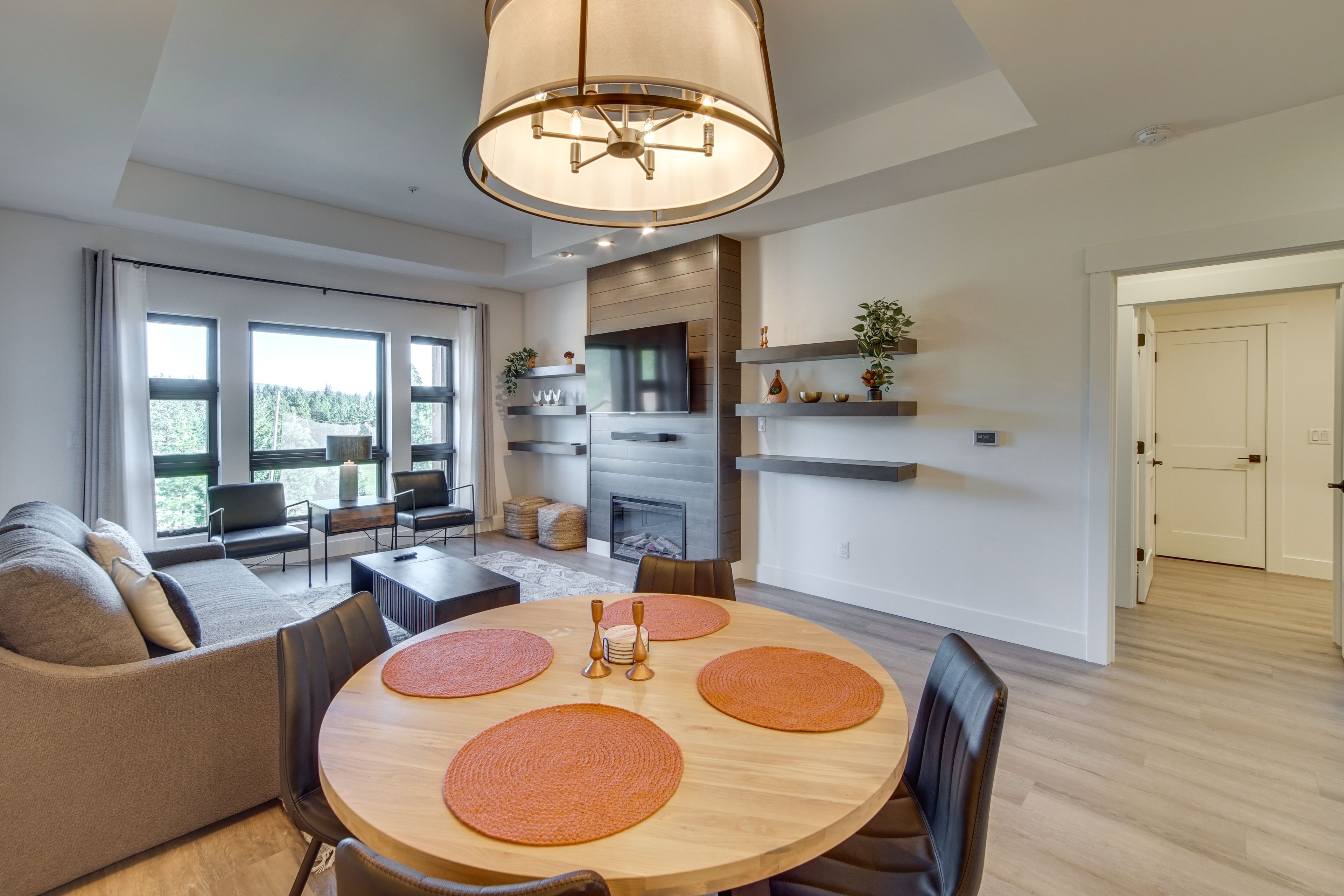 Dining Area | Dishware & Flatware Provided