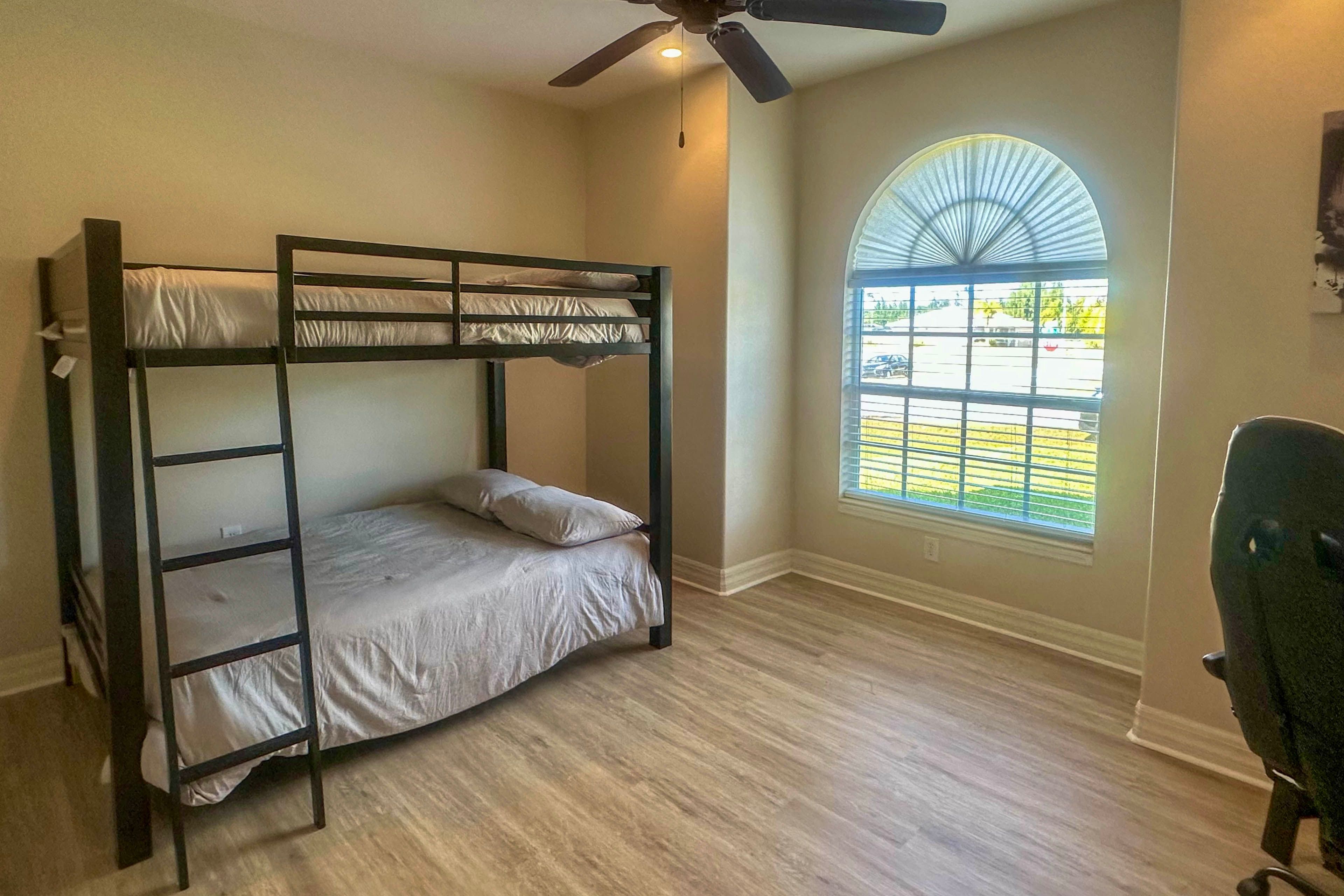 Bedroom 4 | Twin/Full Bunk Bed