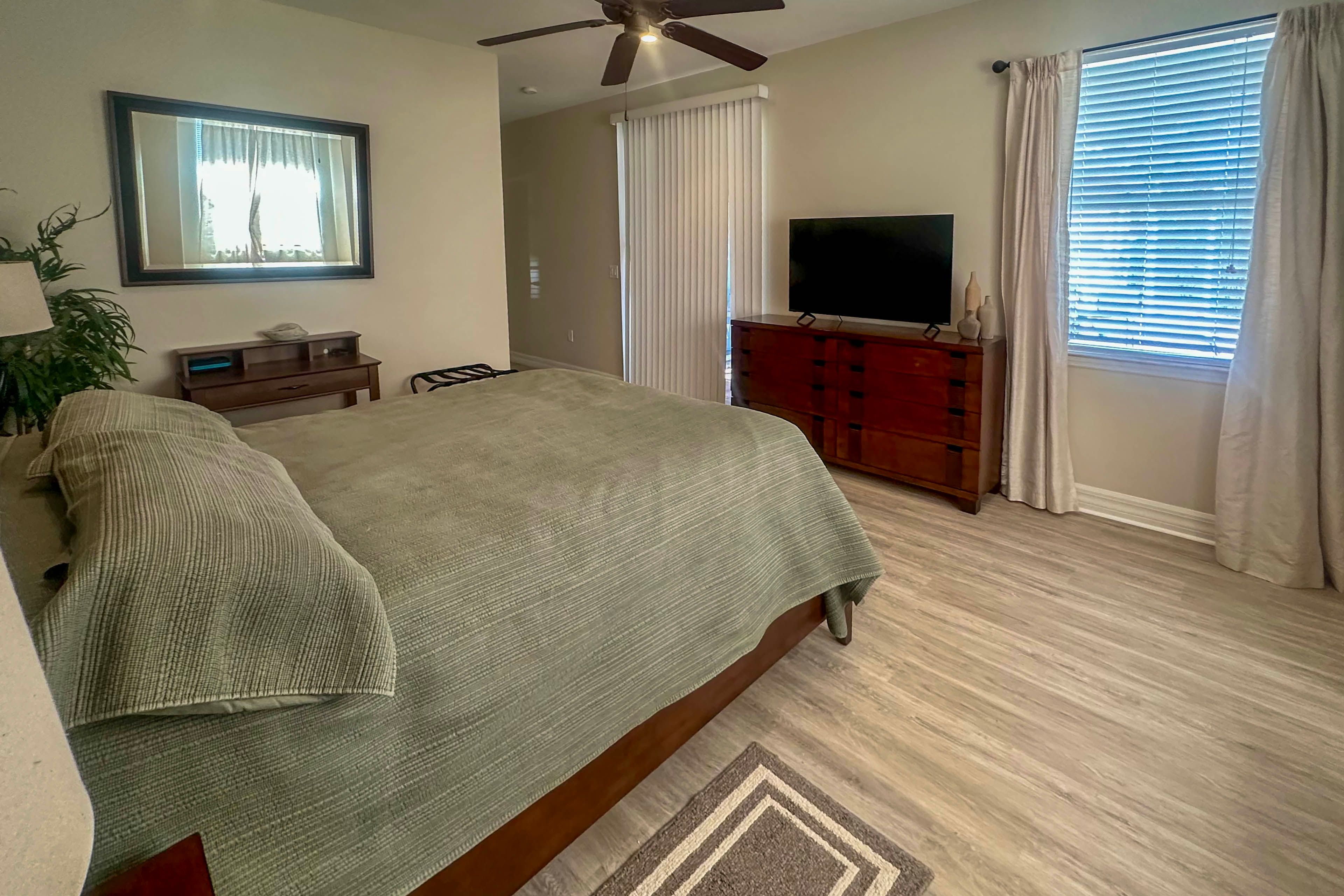 Bedroom 1 | Queen Bed