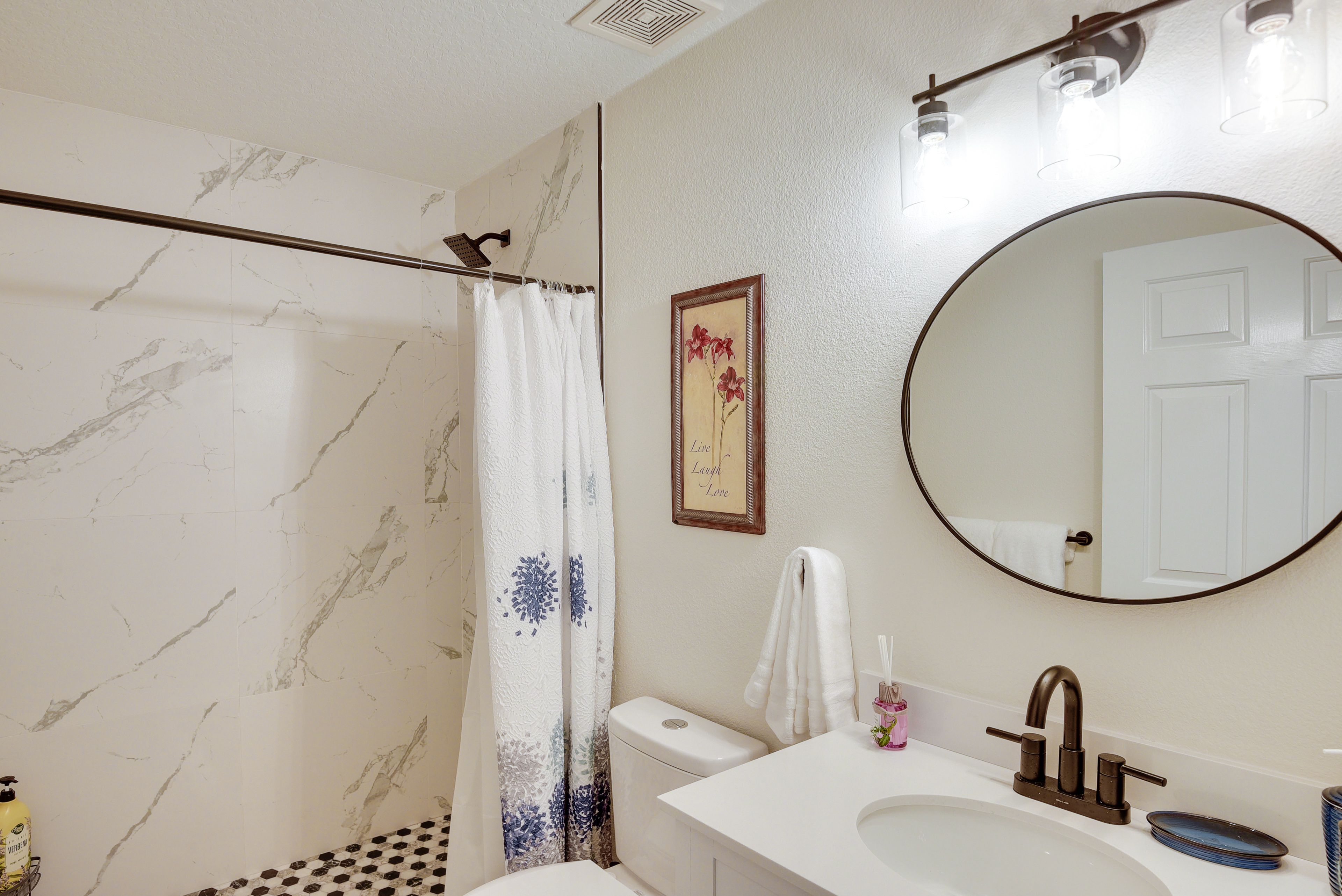 Full Bathroom | Complimentary Toiletries