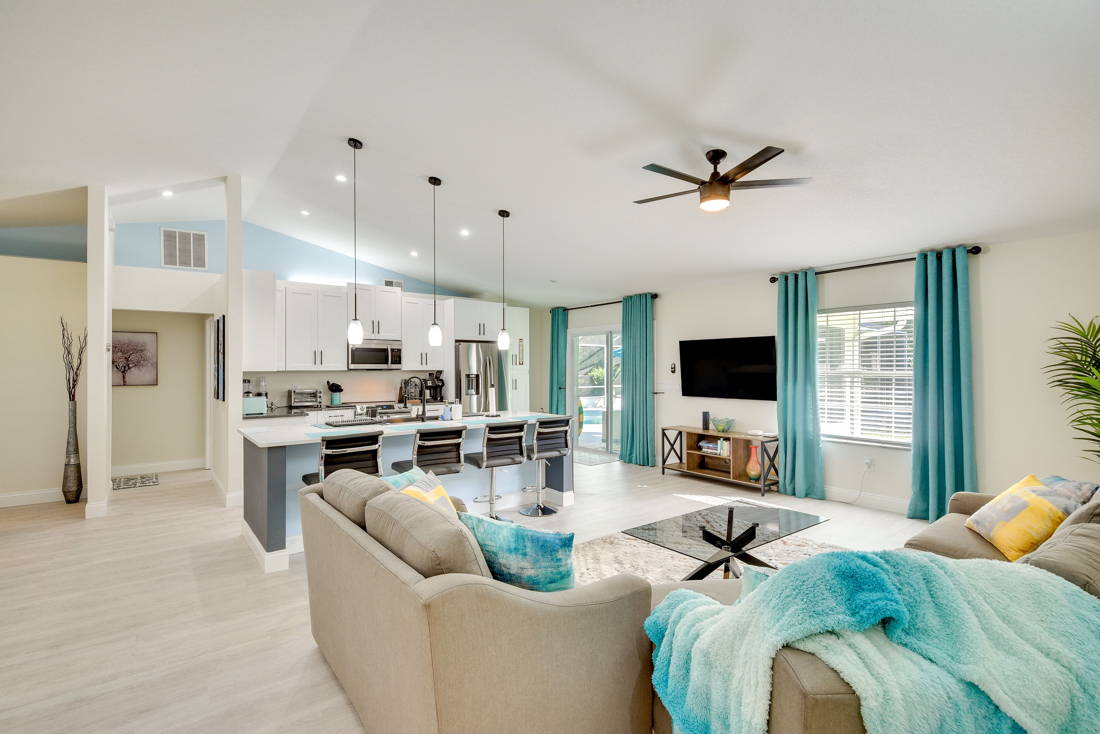 Living Room | Central Air Conditioning | Keyless Entry