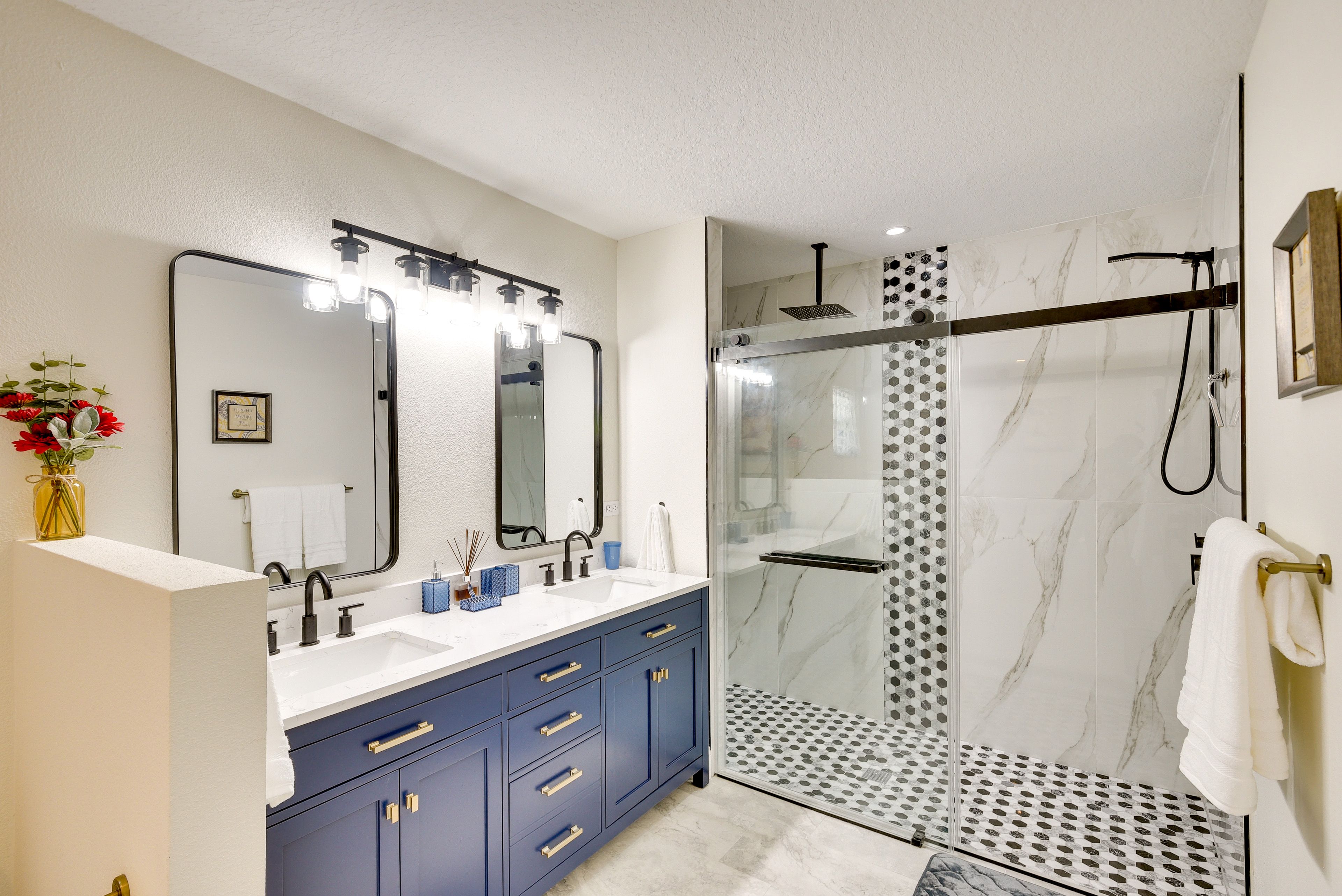 Full Bathroom | Separate Tub & Shower