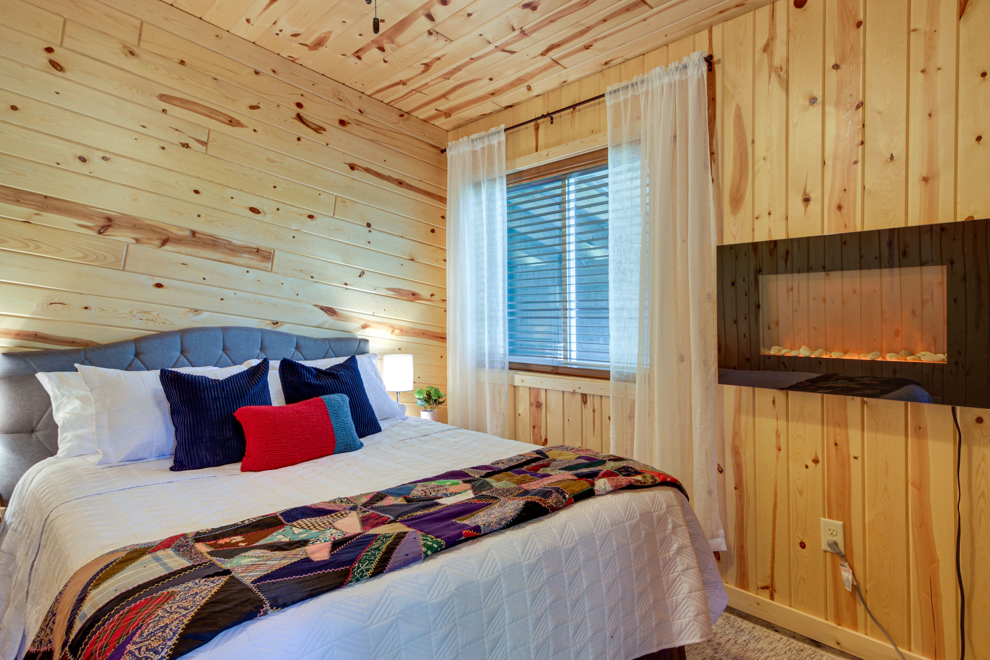 Bedroom | Queen Bed | Fireplace