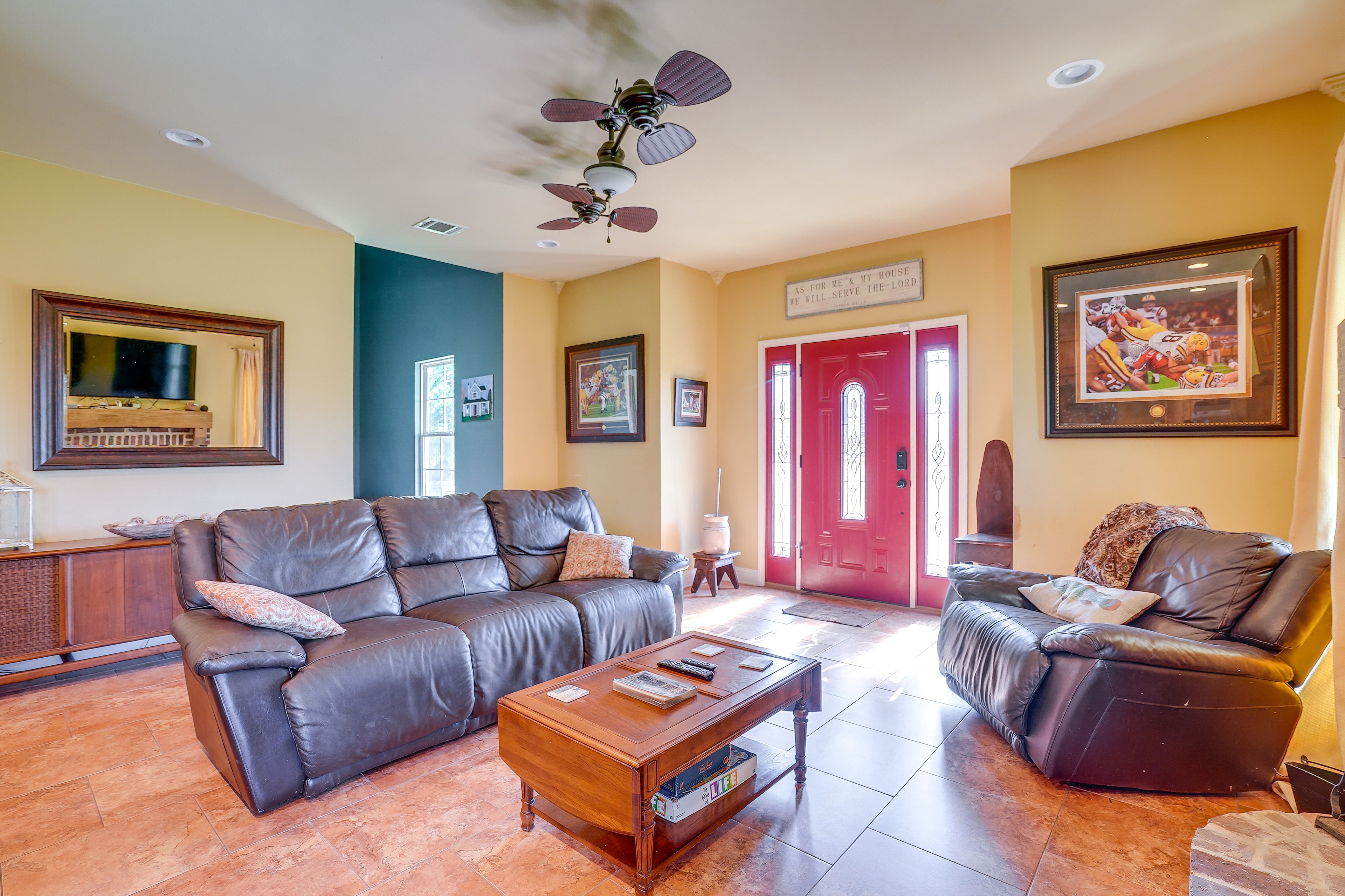 Living Area | Smart TV | Fireplace | Board Games