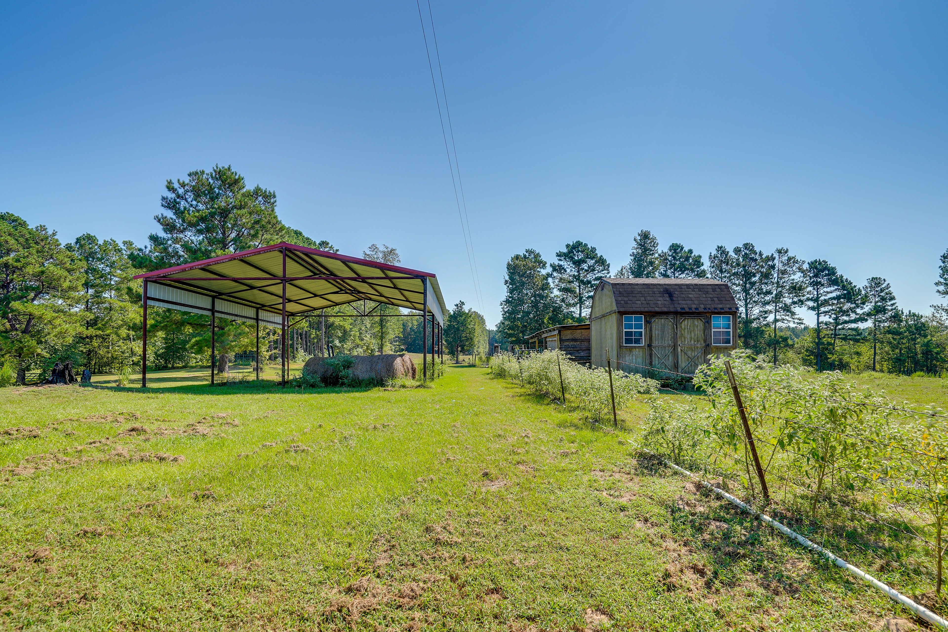 House Exterior | Horse & Cattle Facilities On-Site