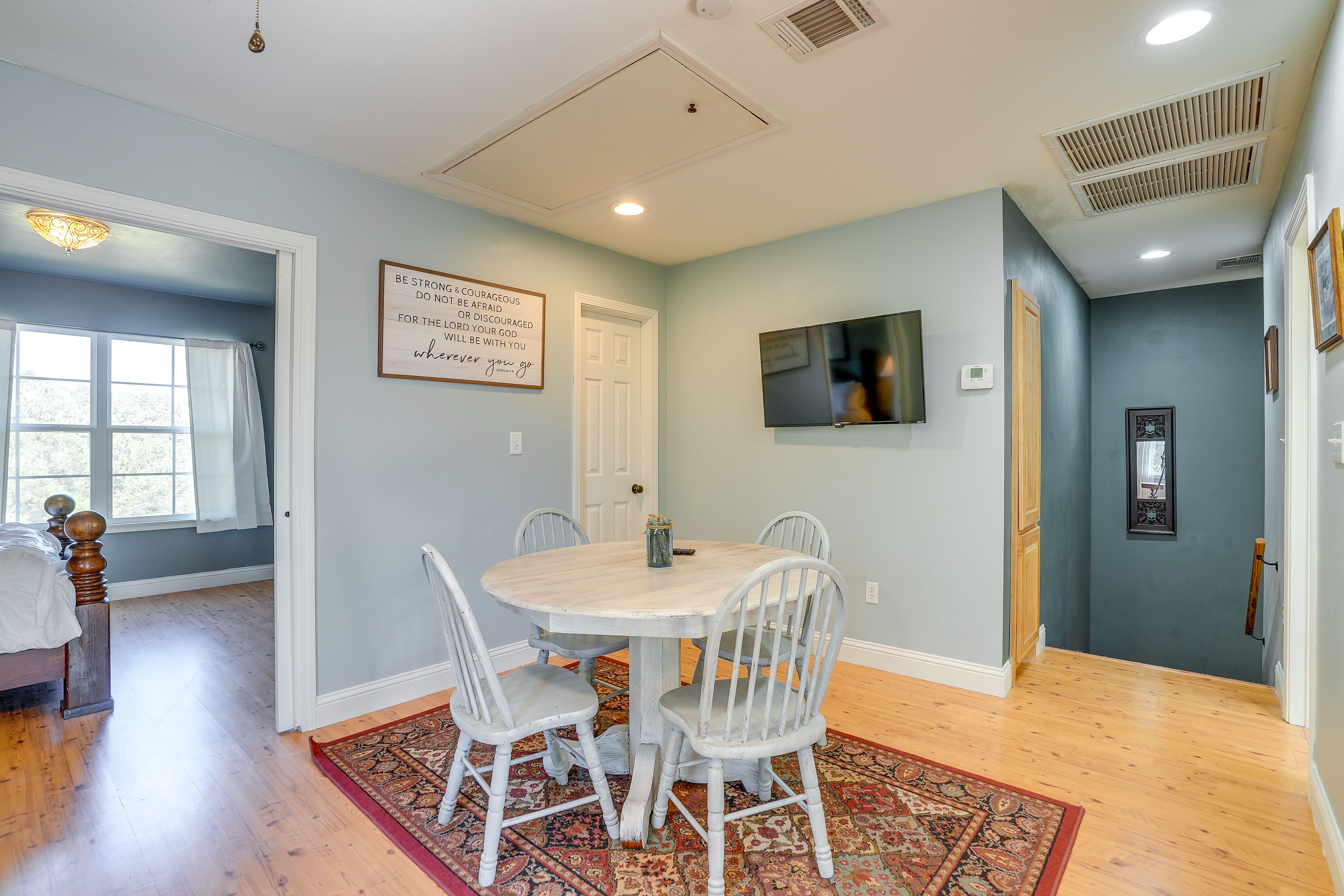 Bedroom | Queen Bed | Full Bed | Twin Futon | Smart TV | 2nd Floor