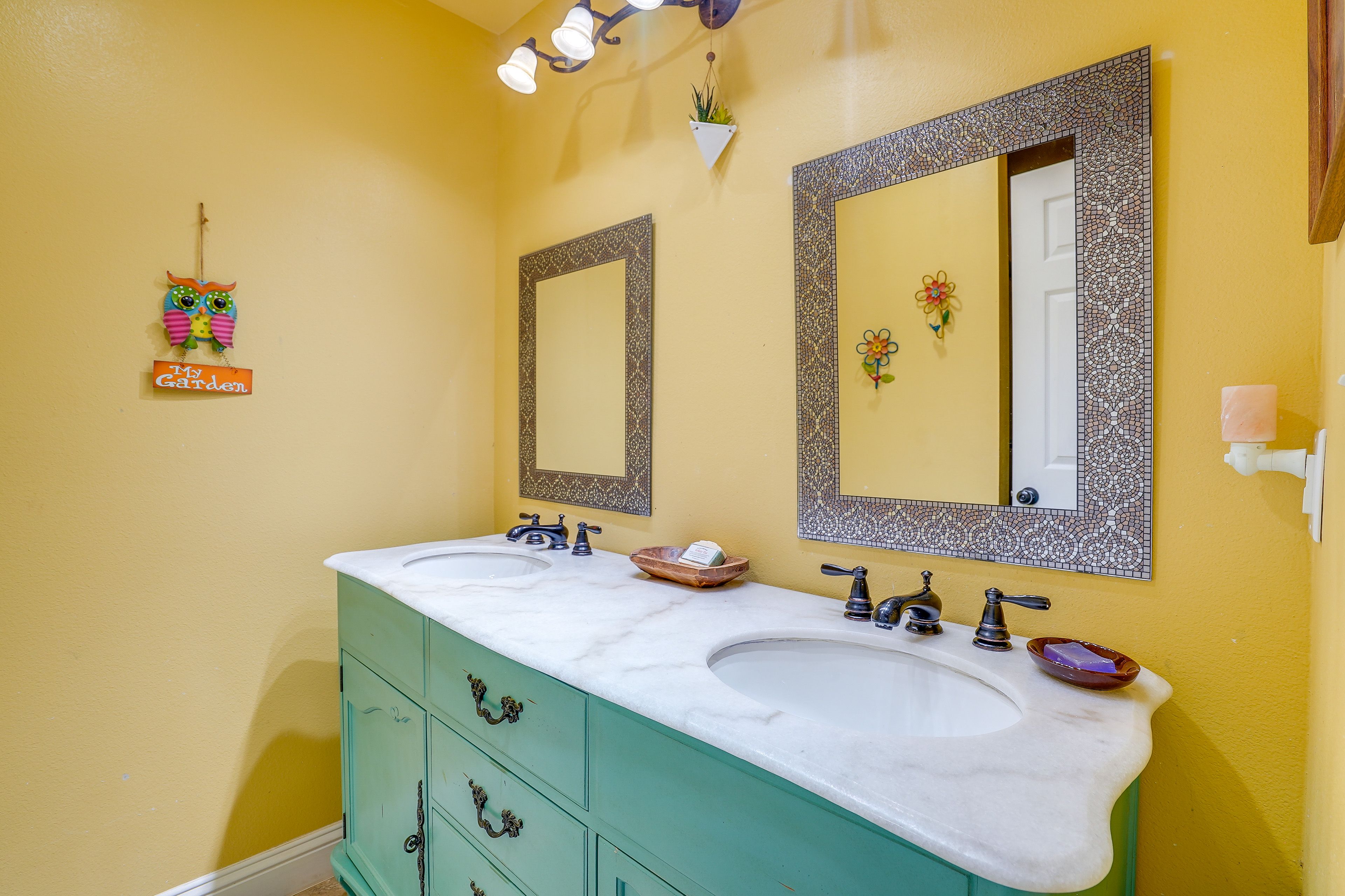 Full Bathroom | 2nd Floor