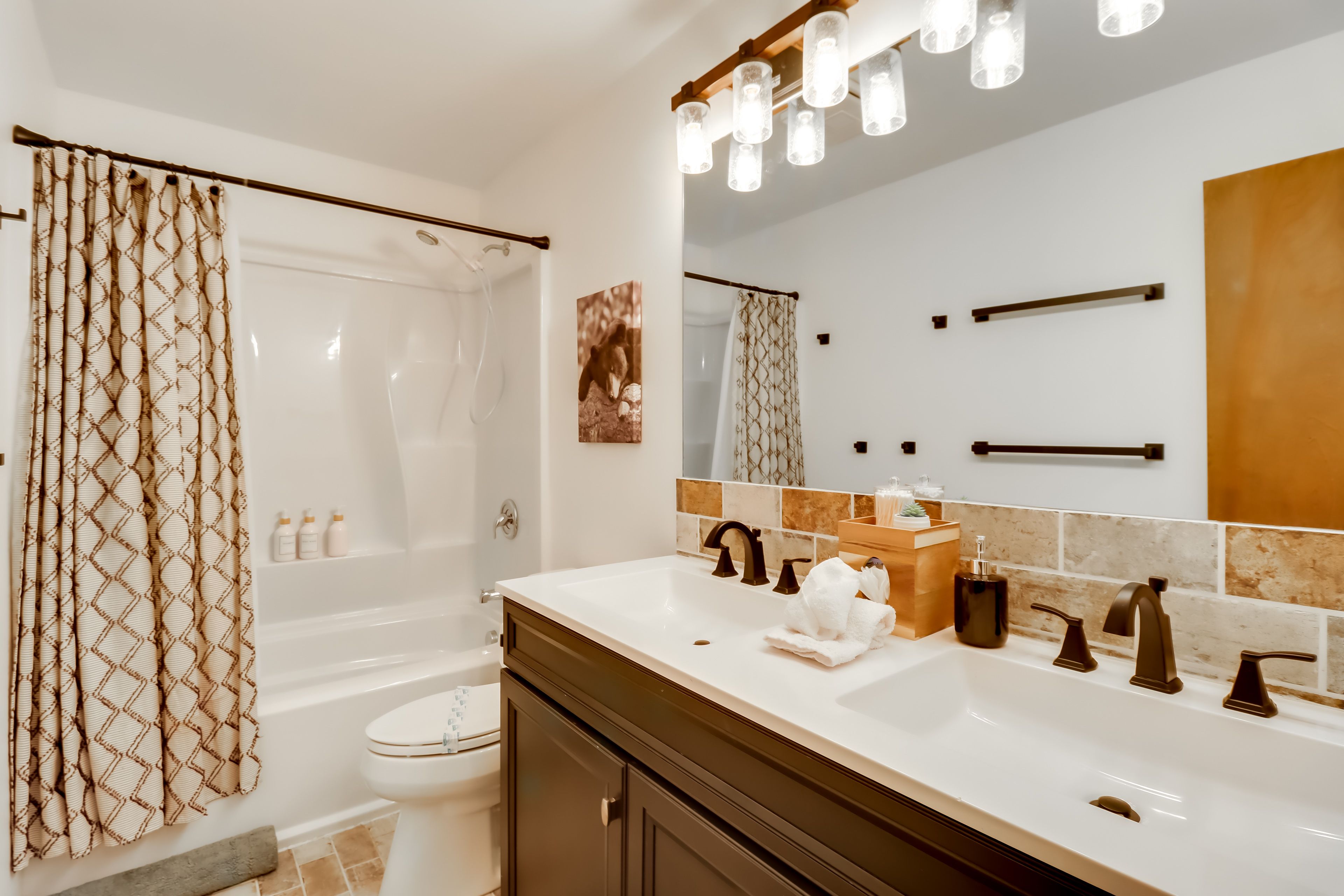 Full Bathroom | 2nd Floor | Shower/Tub Combo | Complimentary Toiletries