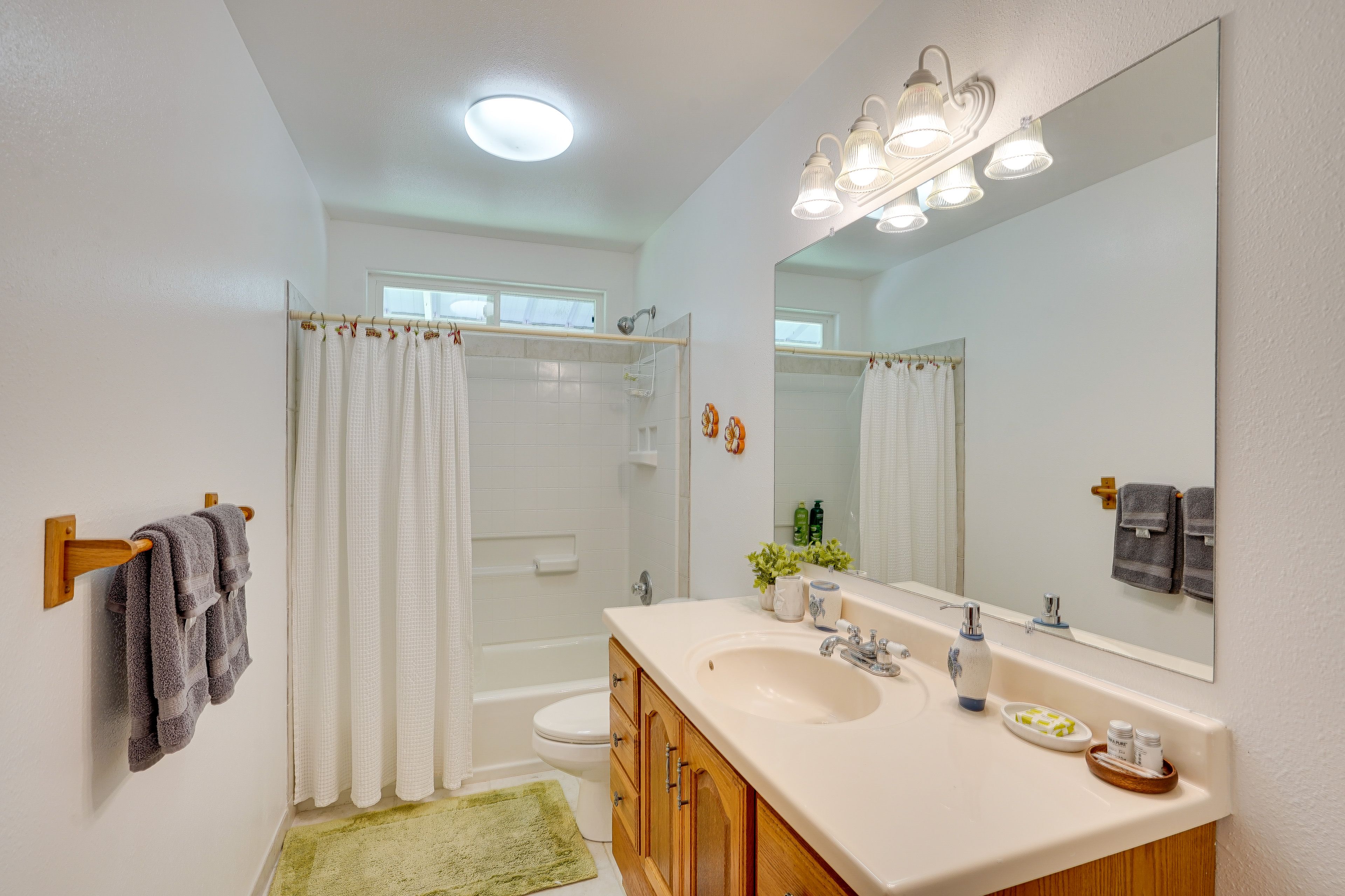 Full Bathroom | Towels Provided