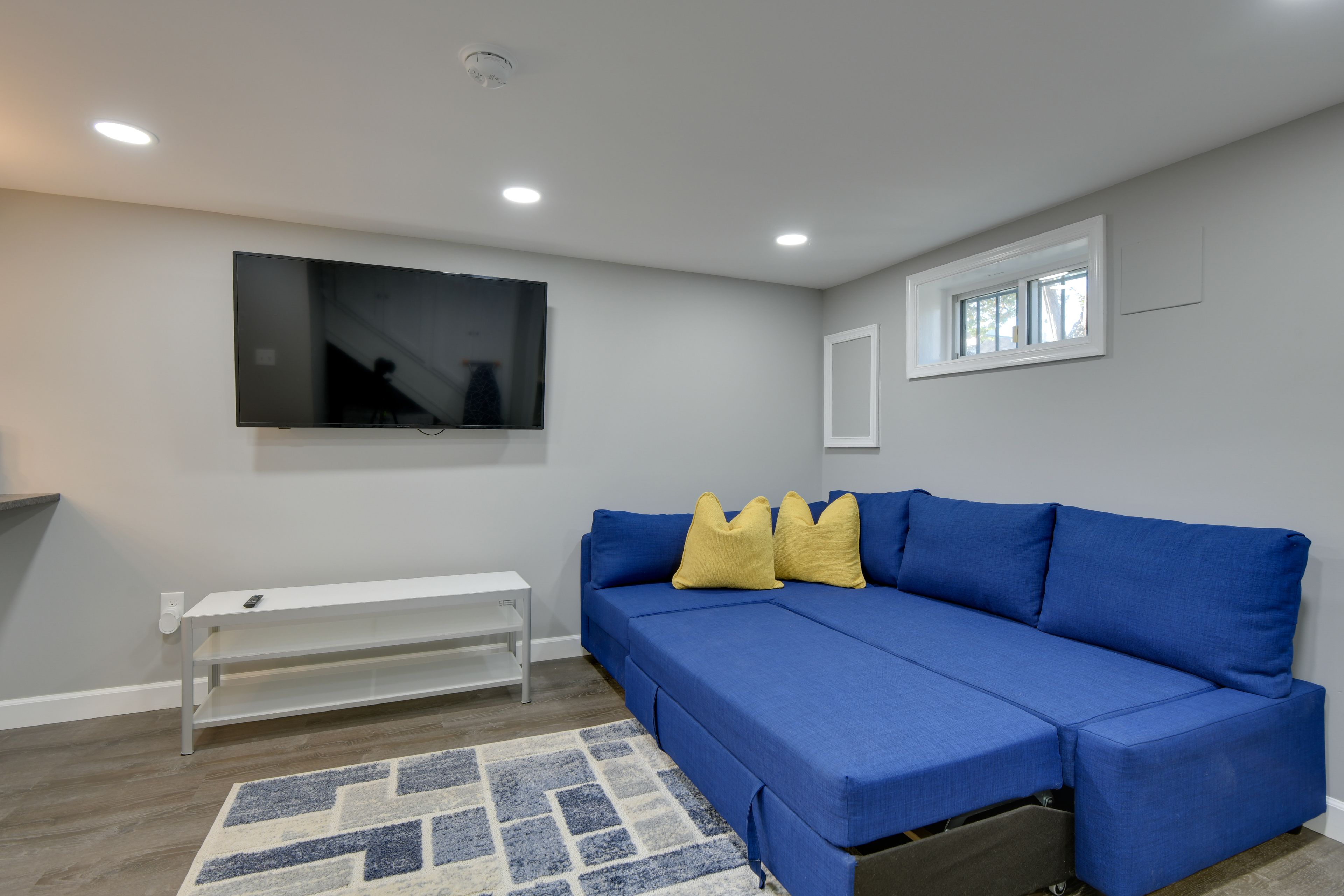 Living Room | Queen Sleeper Sofa | Free WiFi | Central A/C & Heating | Smart TV