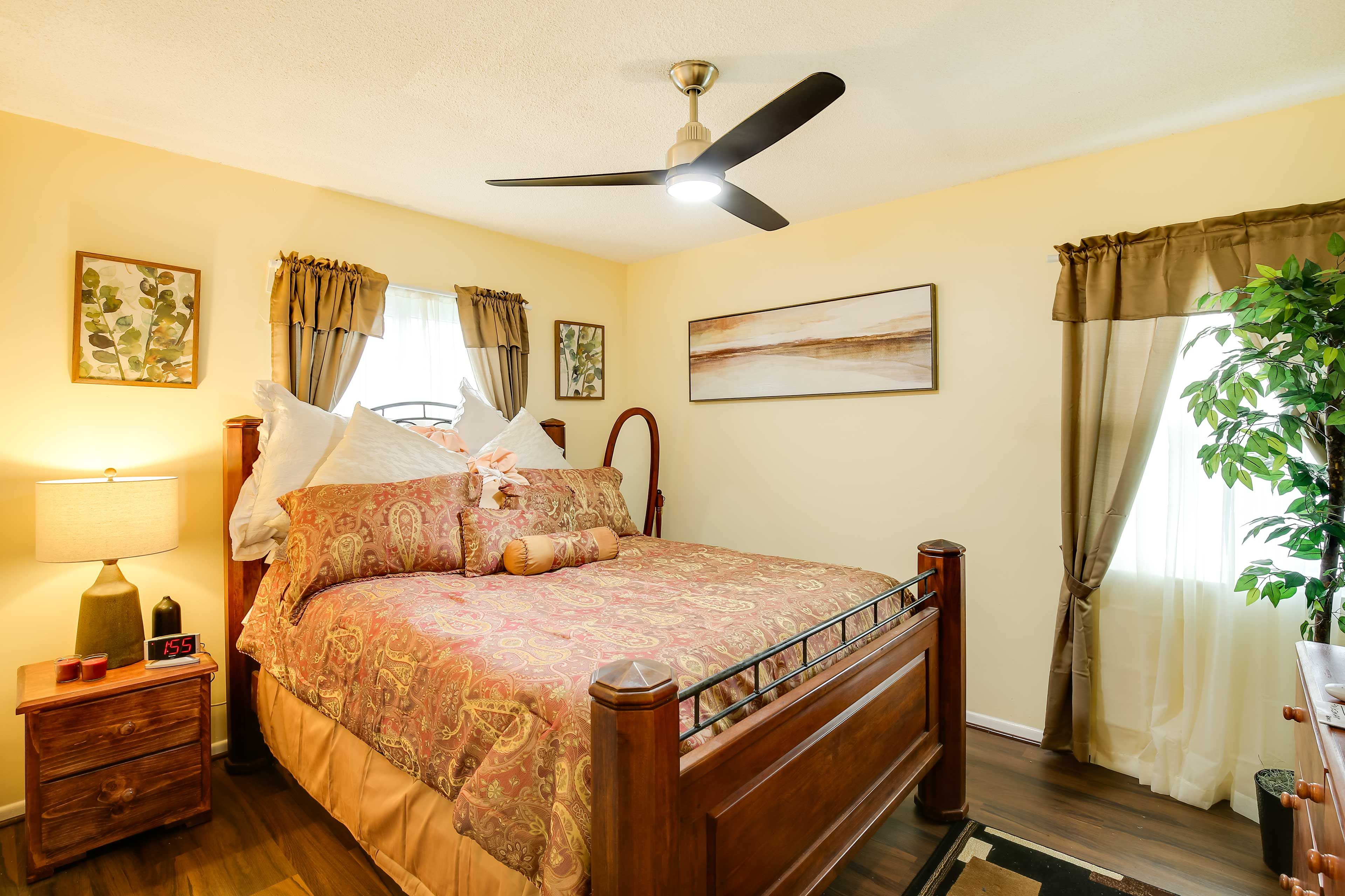 Bedroom 1 | Queen Bed | Smart TV w/ Cable