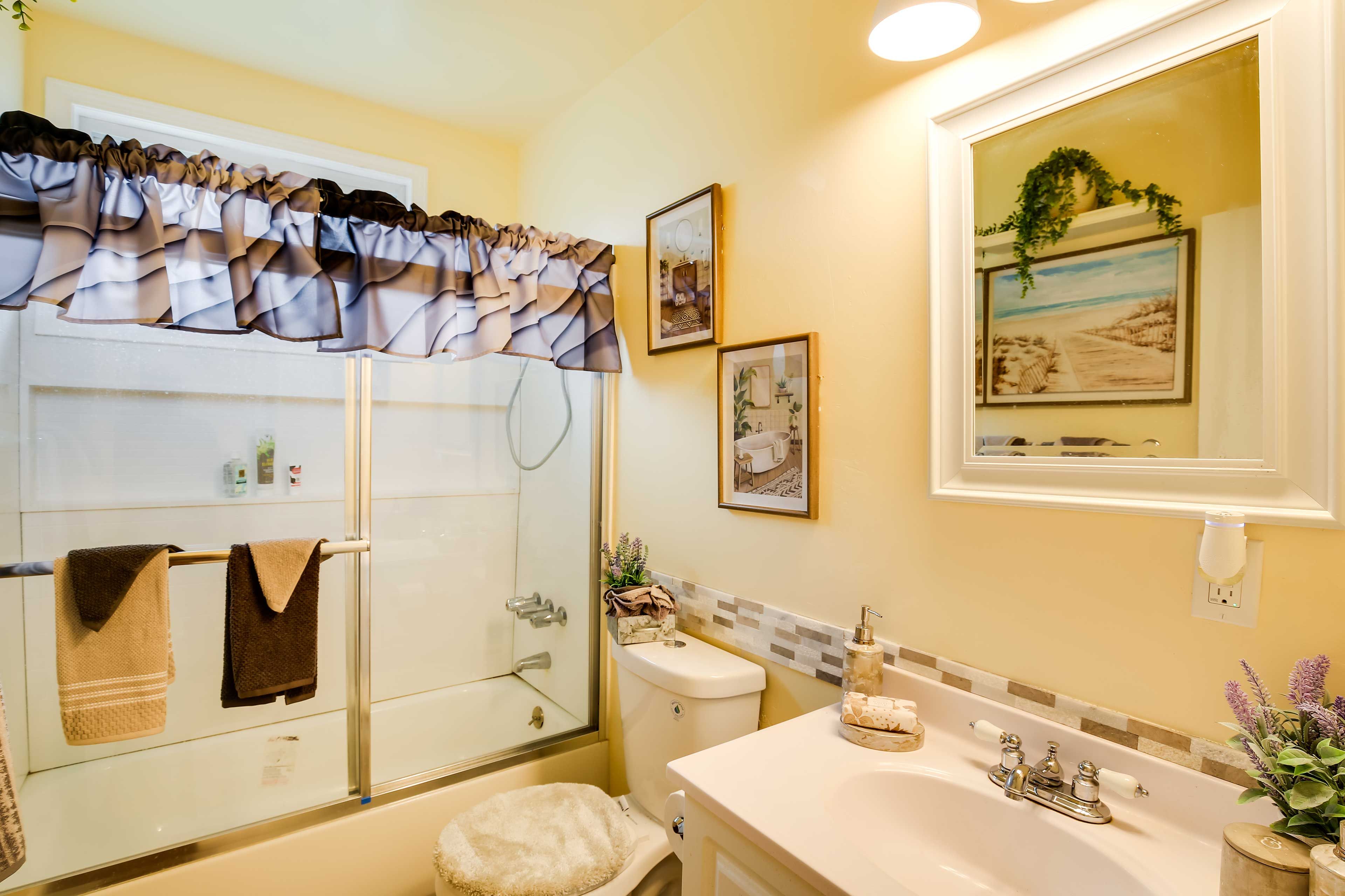 Full Bathroom | Complimentary Toiletries