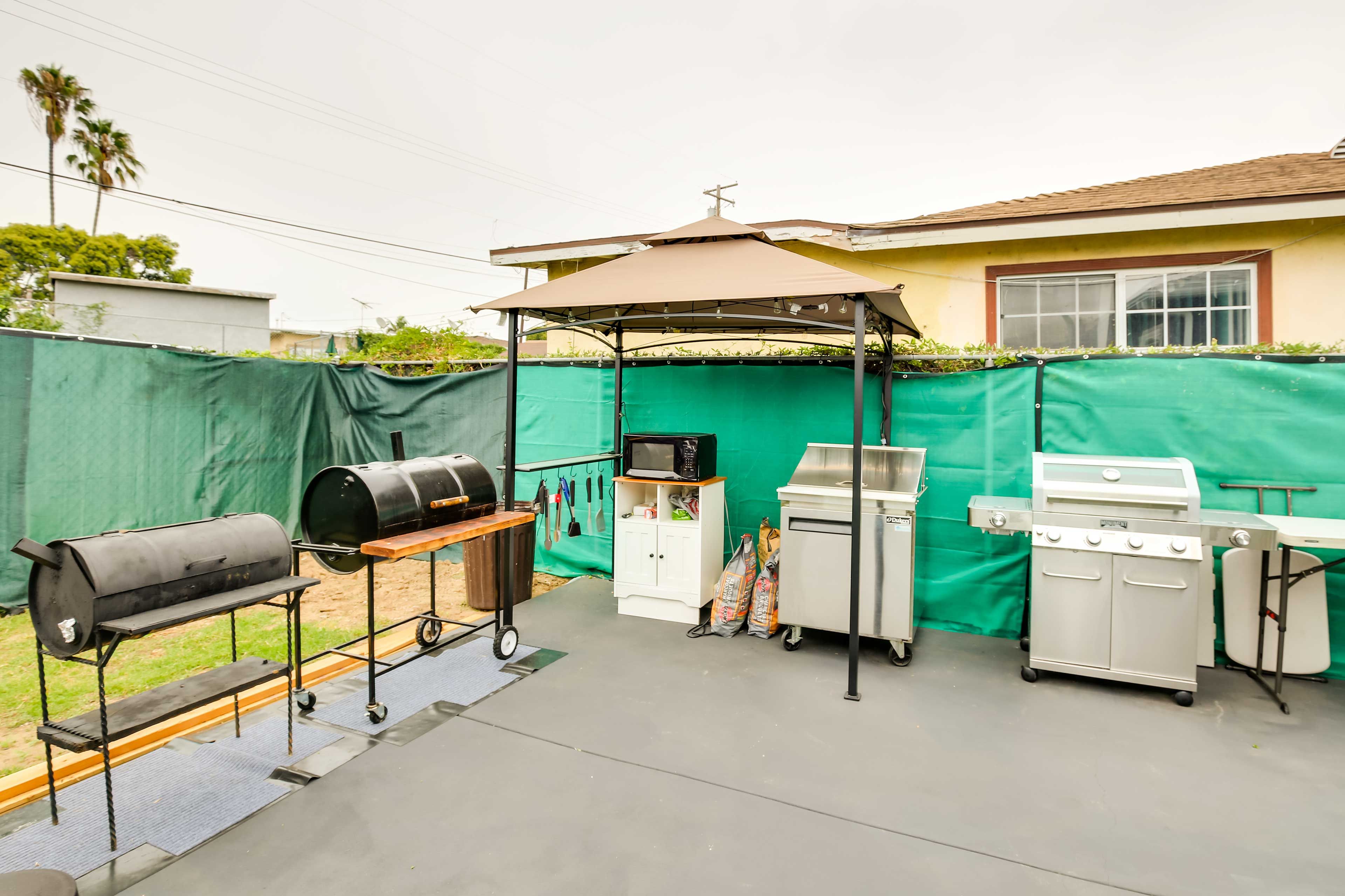 House Exterior | Outdoor Kitchen | Gas & Charcoal Grills | Sandwich Bar