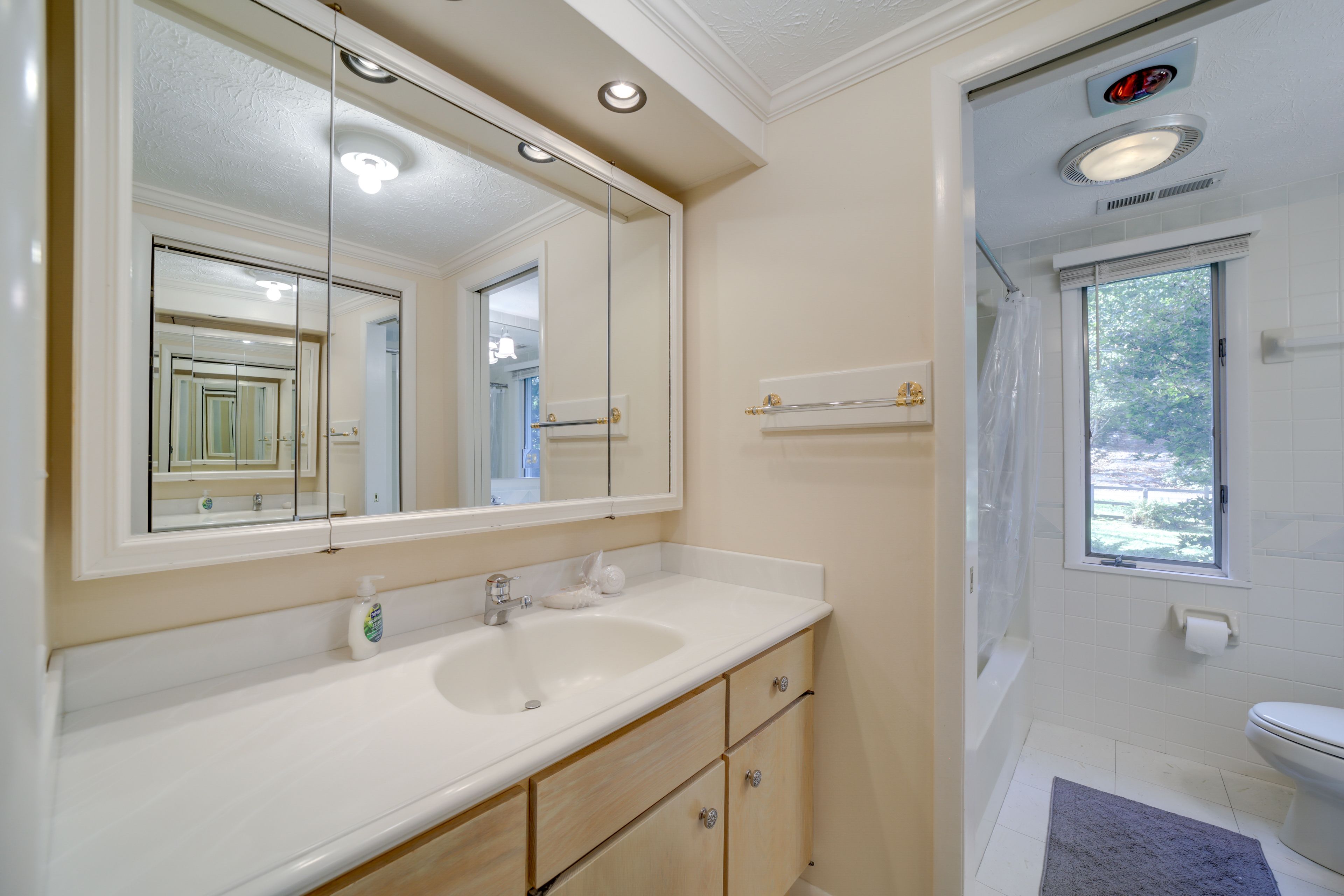 Full Bathroom | 1st Floor | Shower/Tub Combo | Complimentary Toiletries