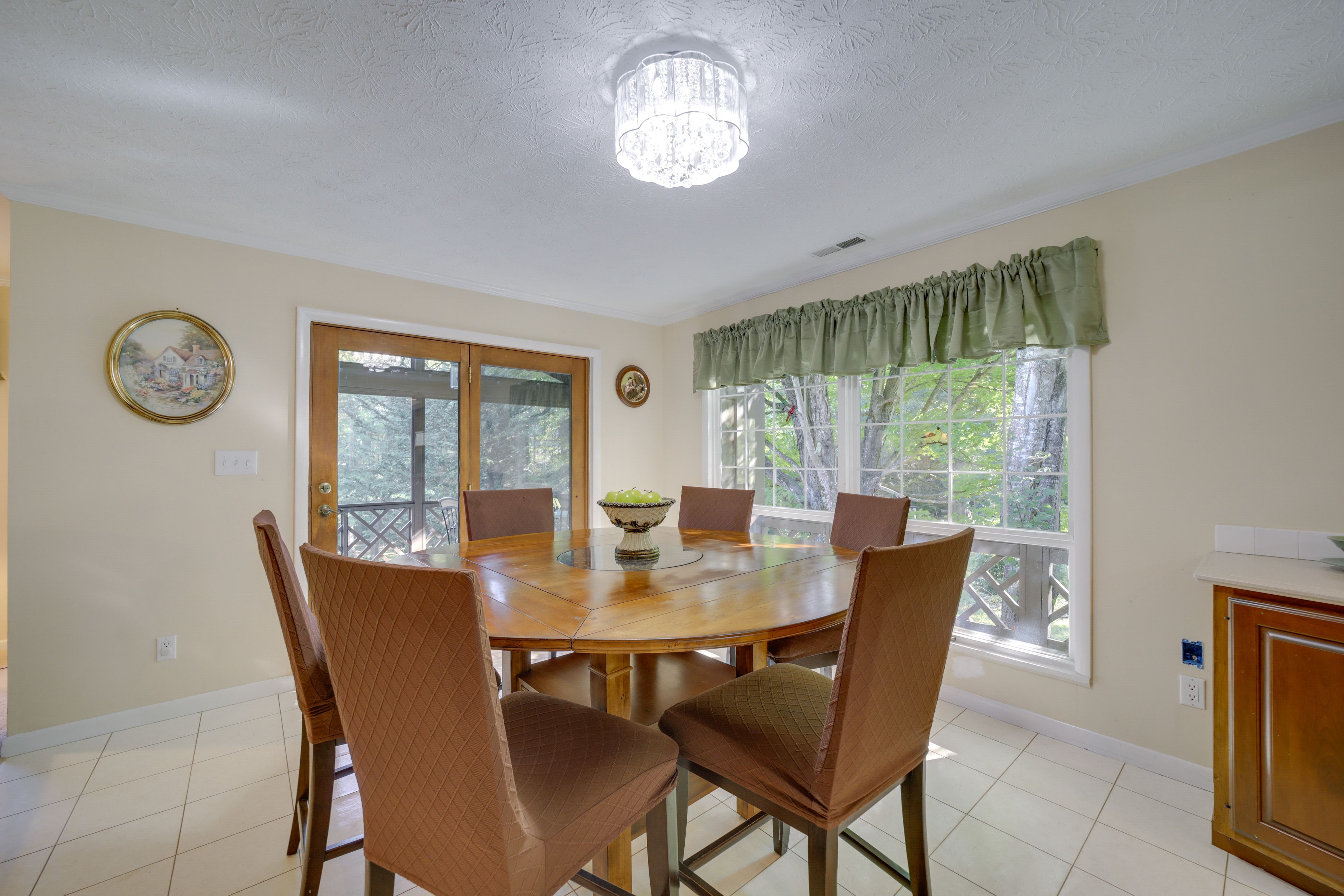 Dining Area | Dining Table | Dishware/Flatware
