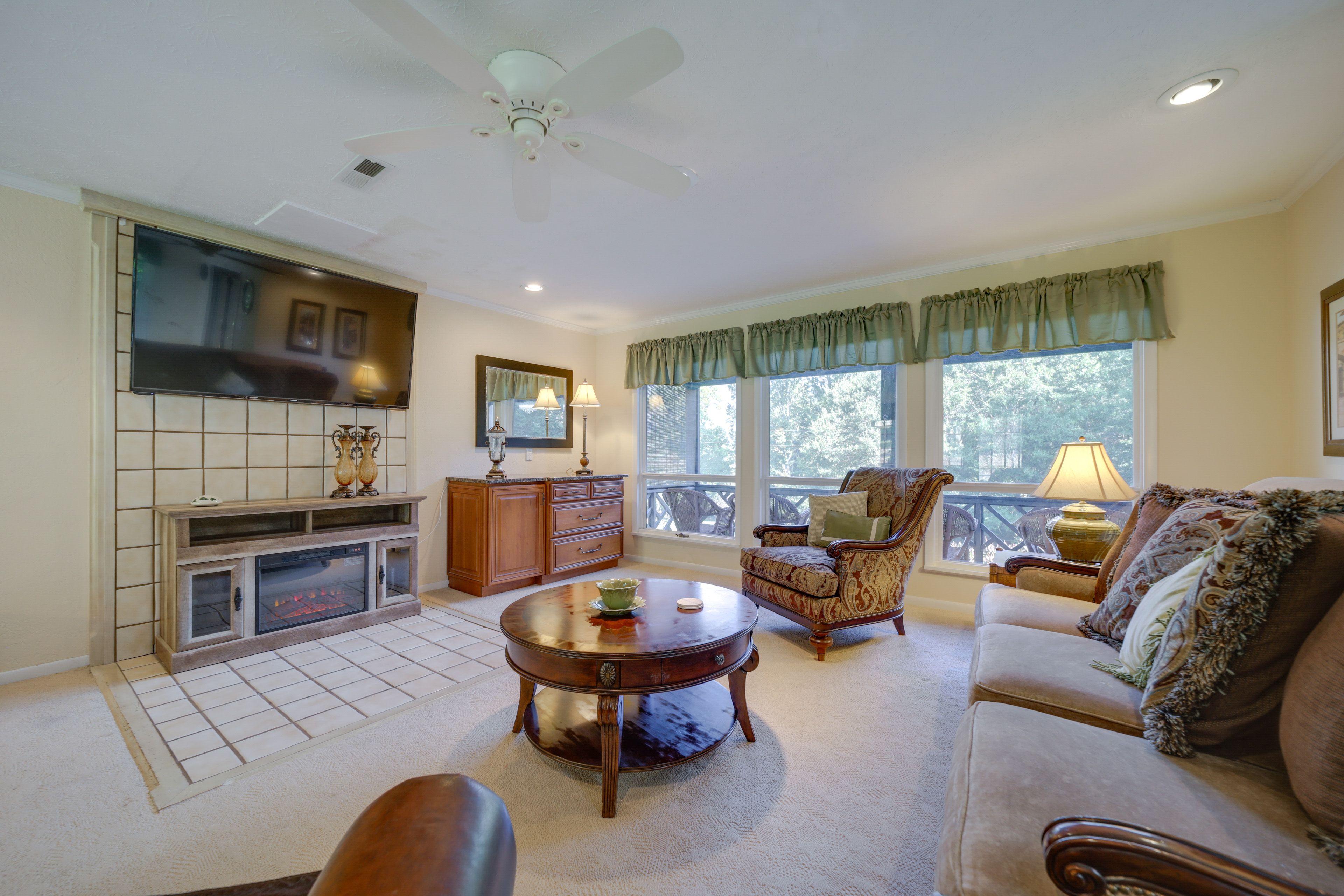 Living Room | Smart TV | Fireplace | Central Heating & A/C | Free WiFi
