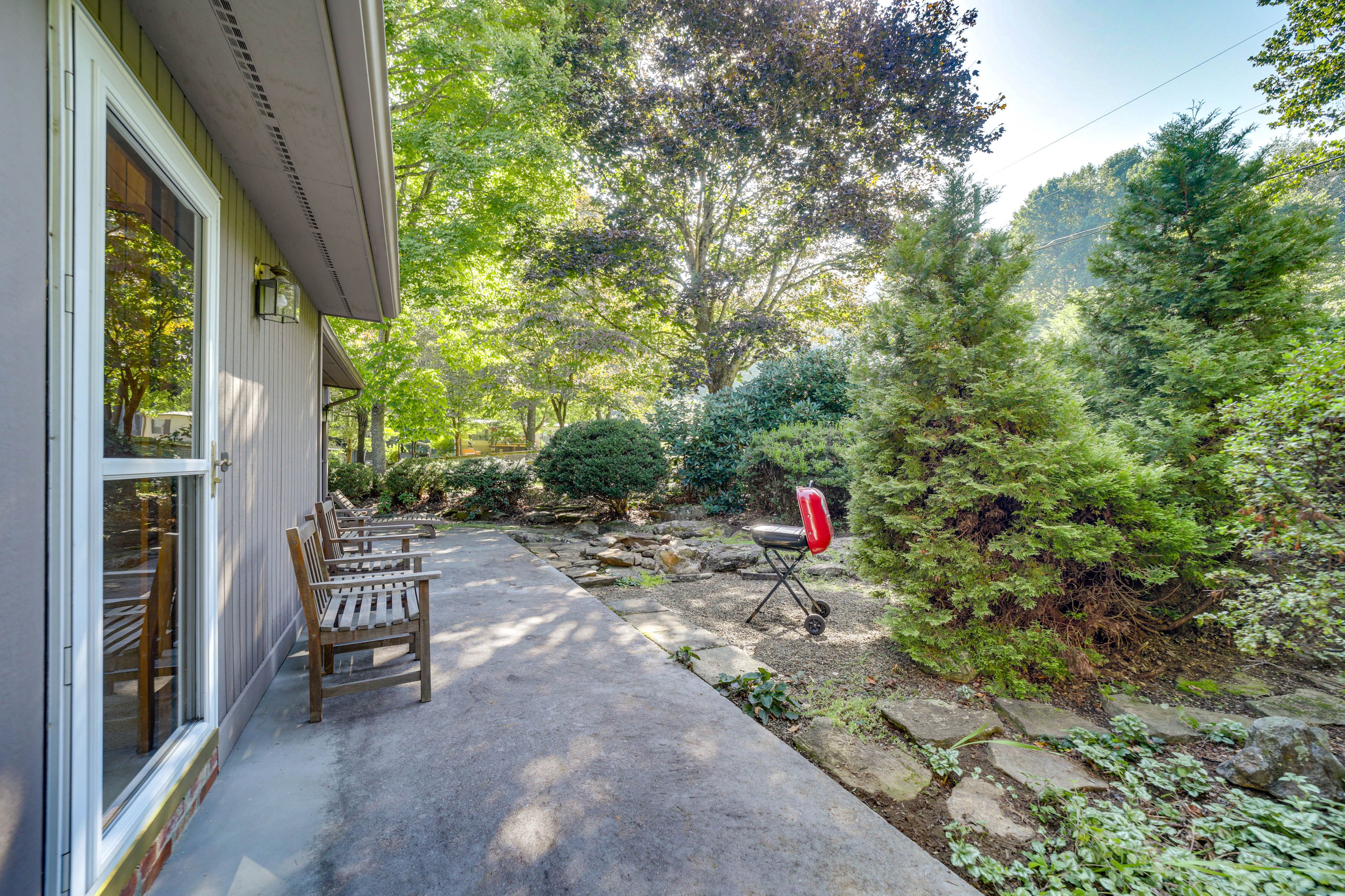 Patio | Outdoor Seating | Portable Charcoal Grill
