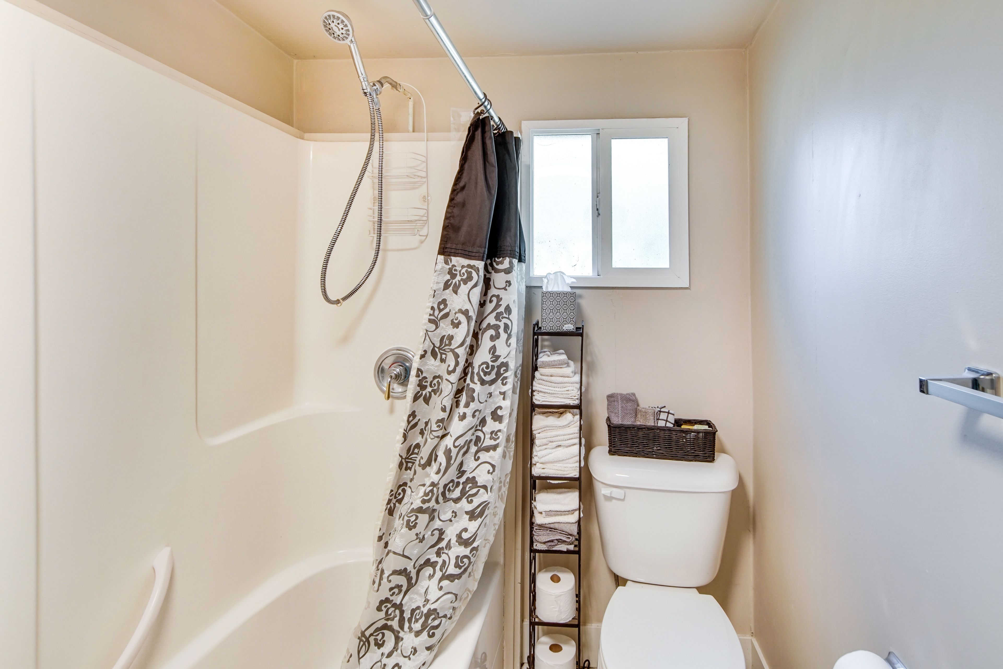 Full Bathroom | Towels Provided | Toiletries