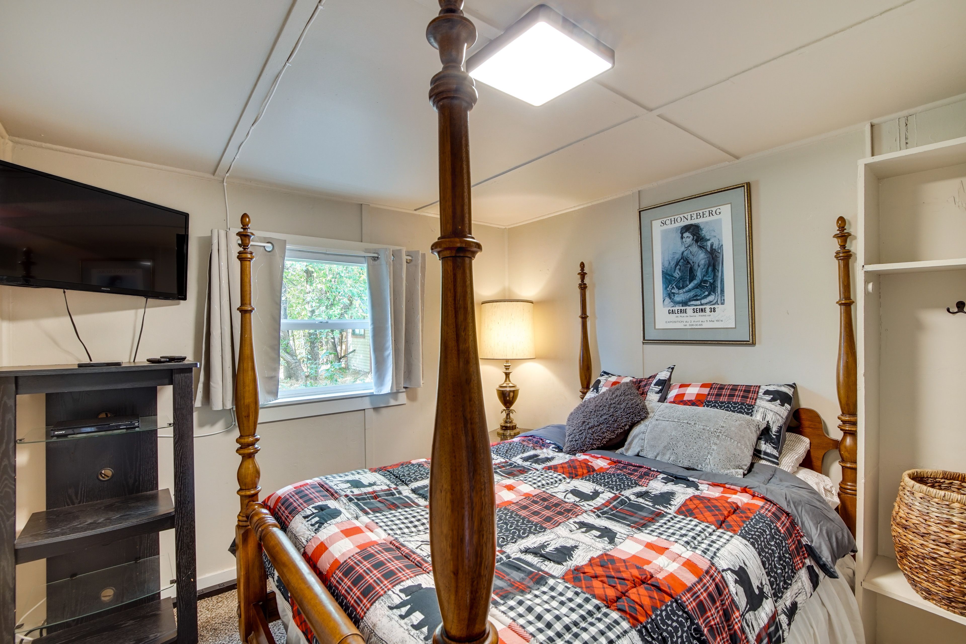 Bedroom 1 | Queen Bed | TV | Linens Provided