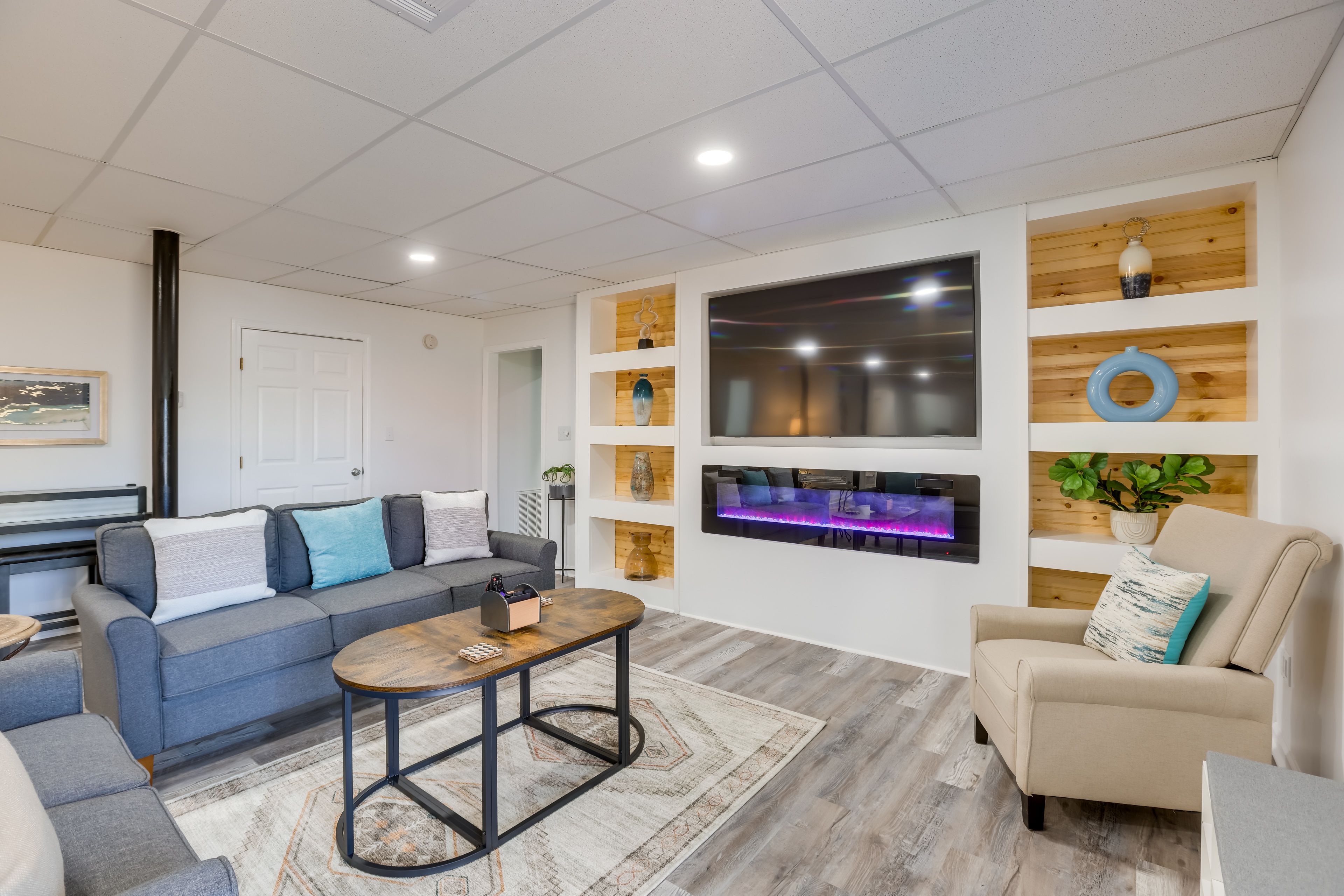 Living Room | Smart TV | Fireplace | Central Heating & A/C