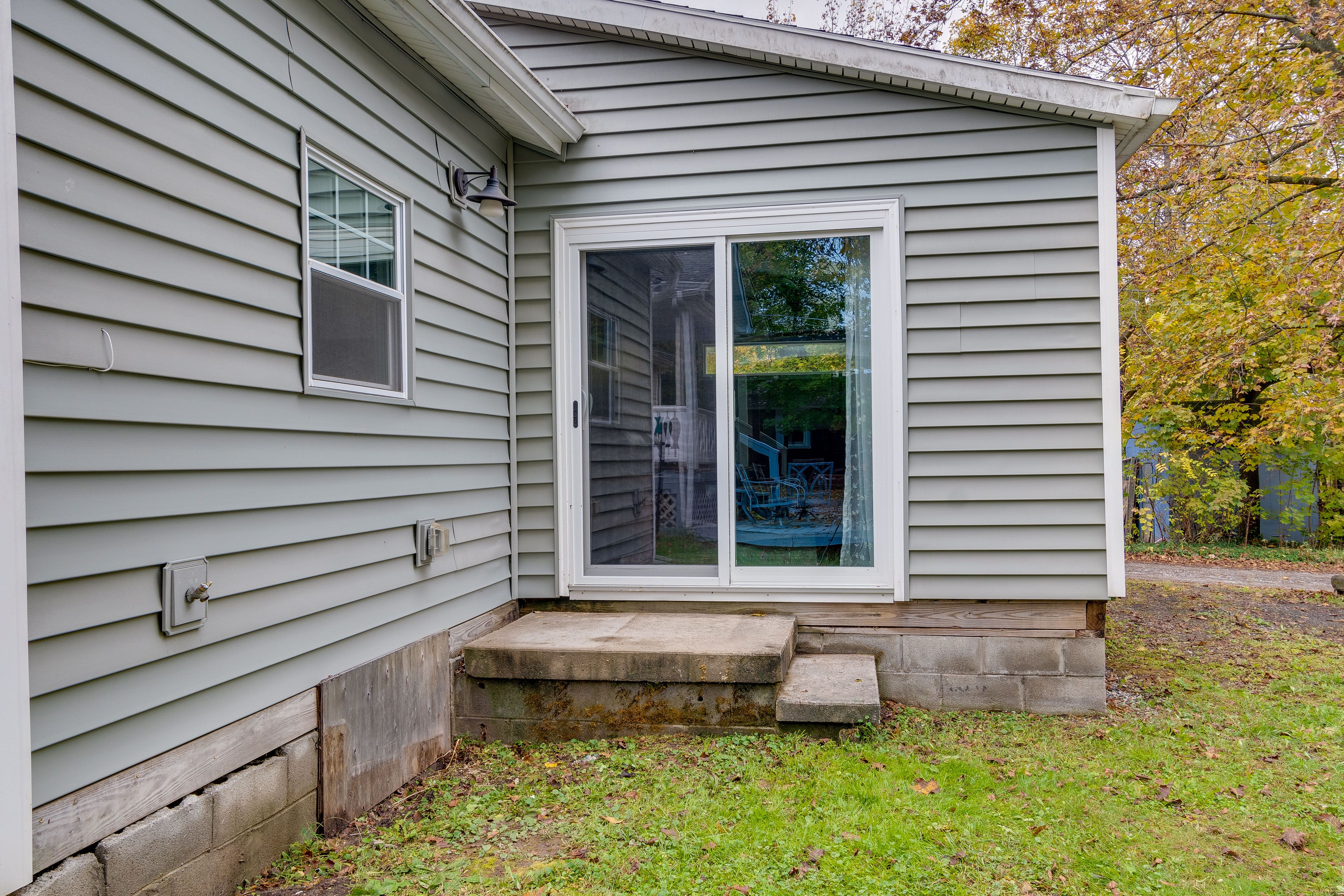 Exterior | Parking | Driveway (1 Vehicle) | Additional Parking (2 Vehicles)