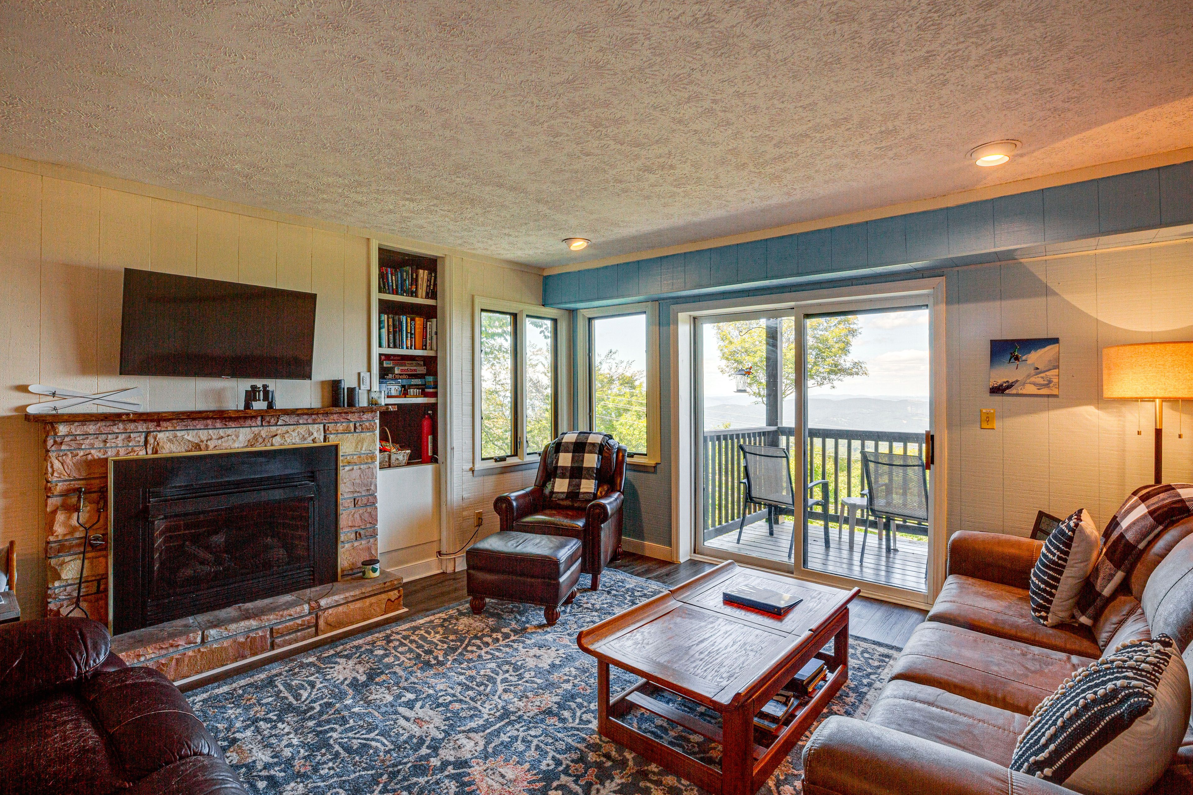 Living Room | Free WiFi | Fireplace