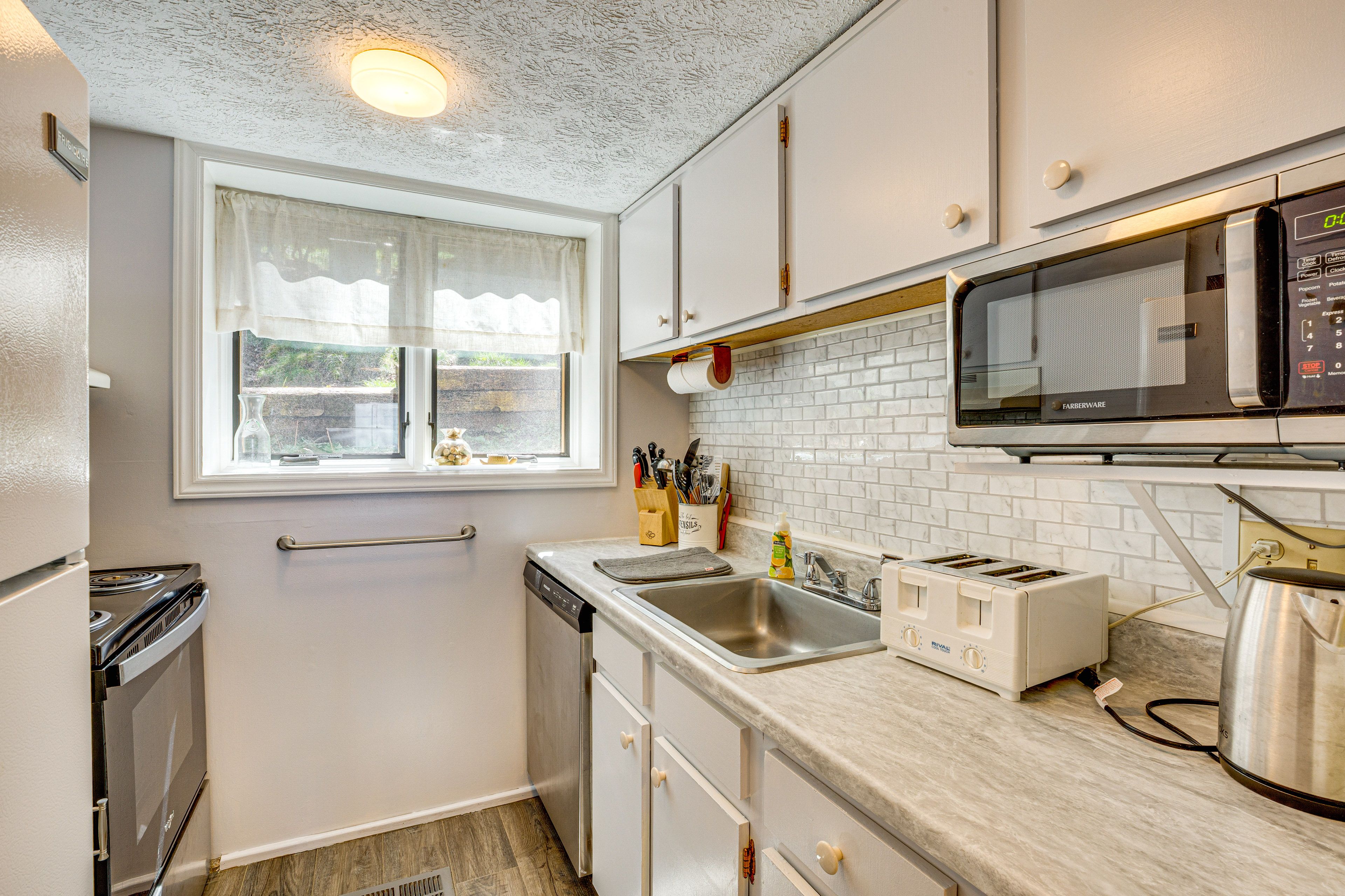 Kitchen | Coffee Maker | Dishwasher | Spices