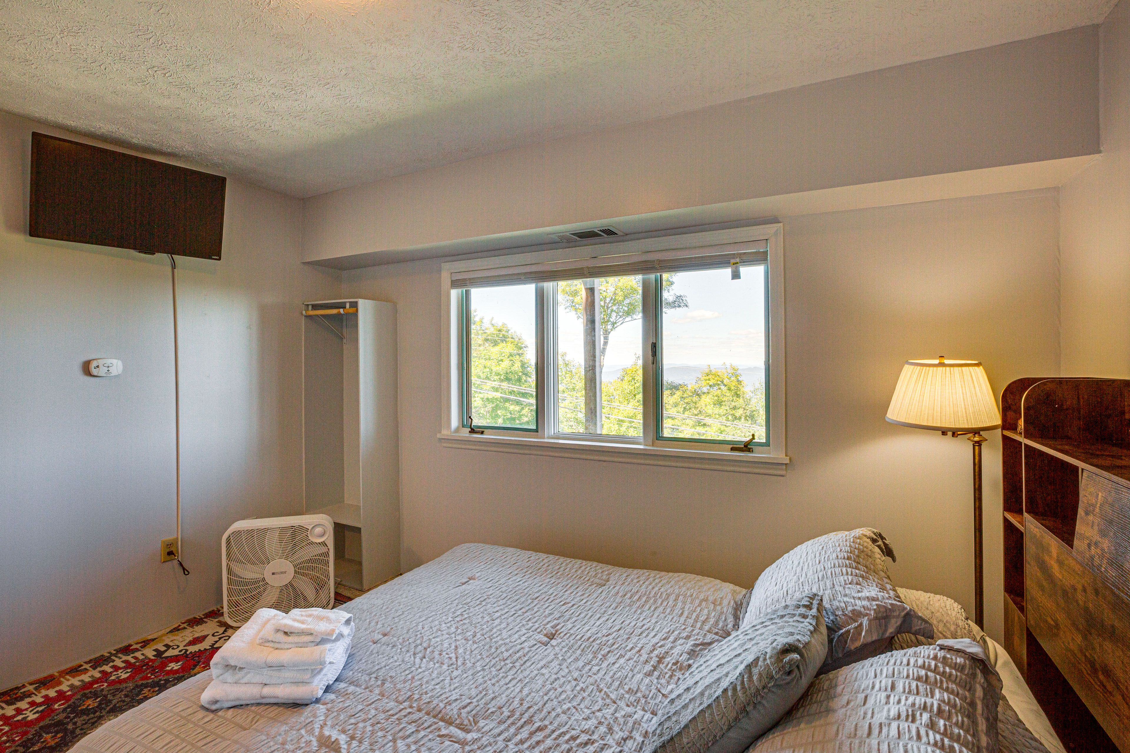 Bedroom 3 | Queen Bed