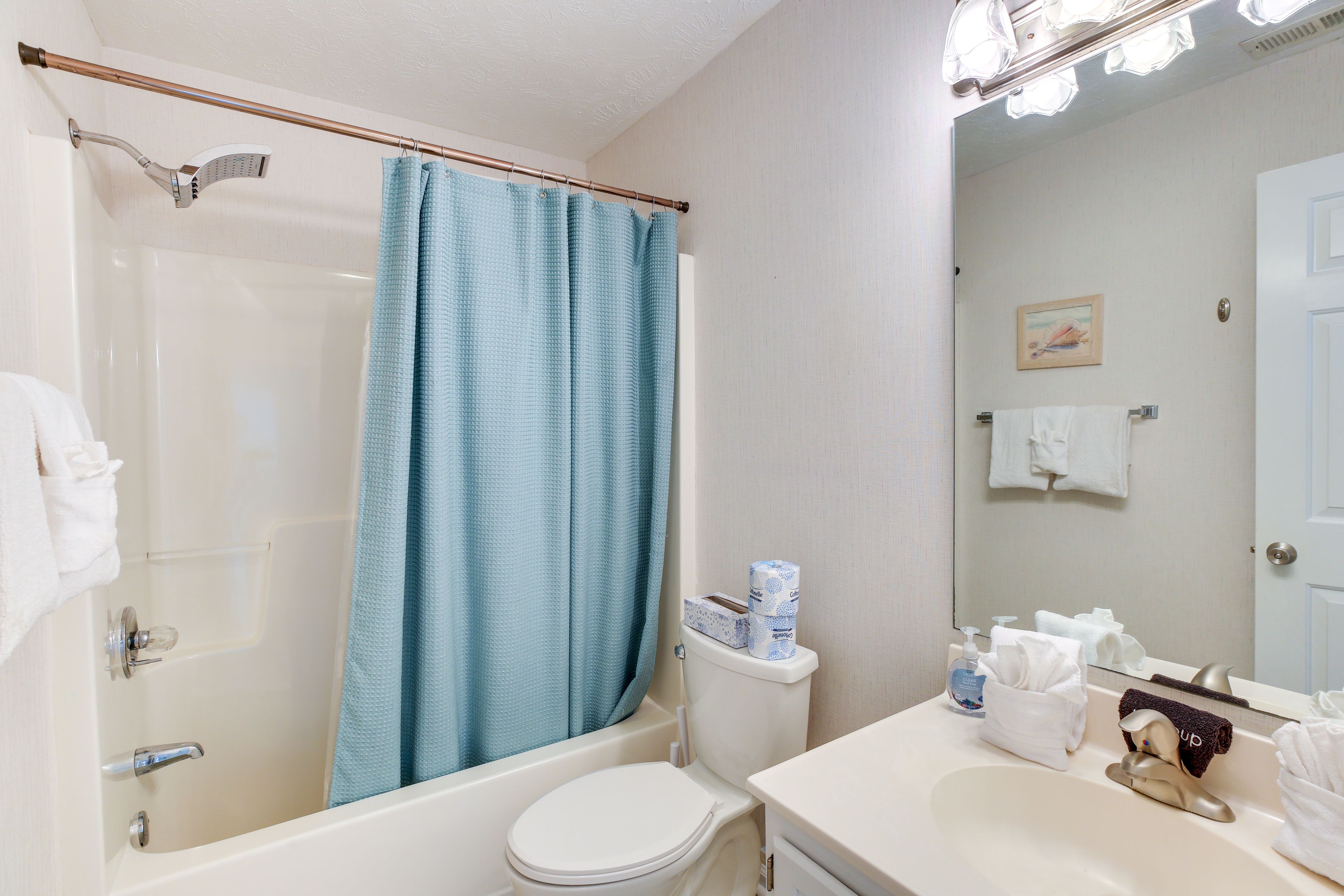 Full Bathroom | Towels Provided