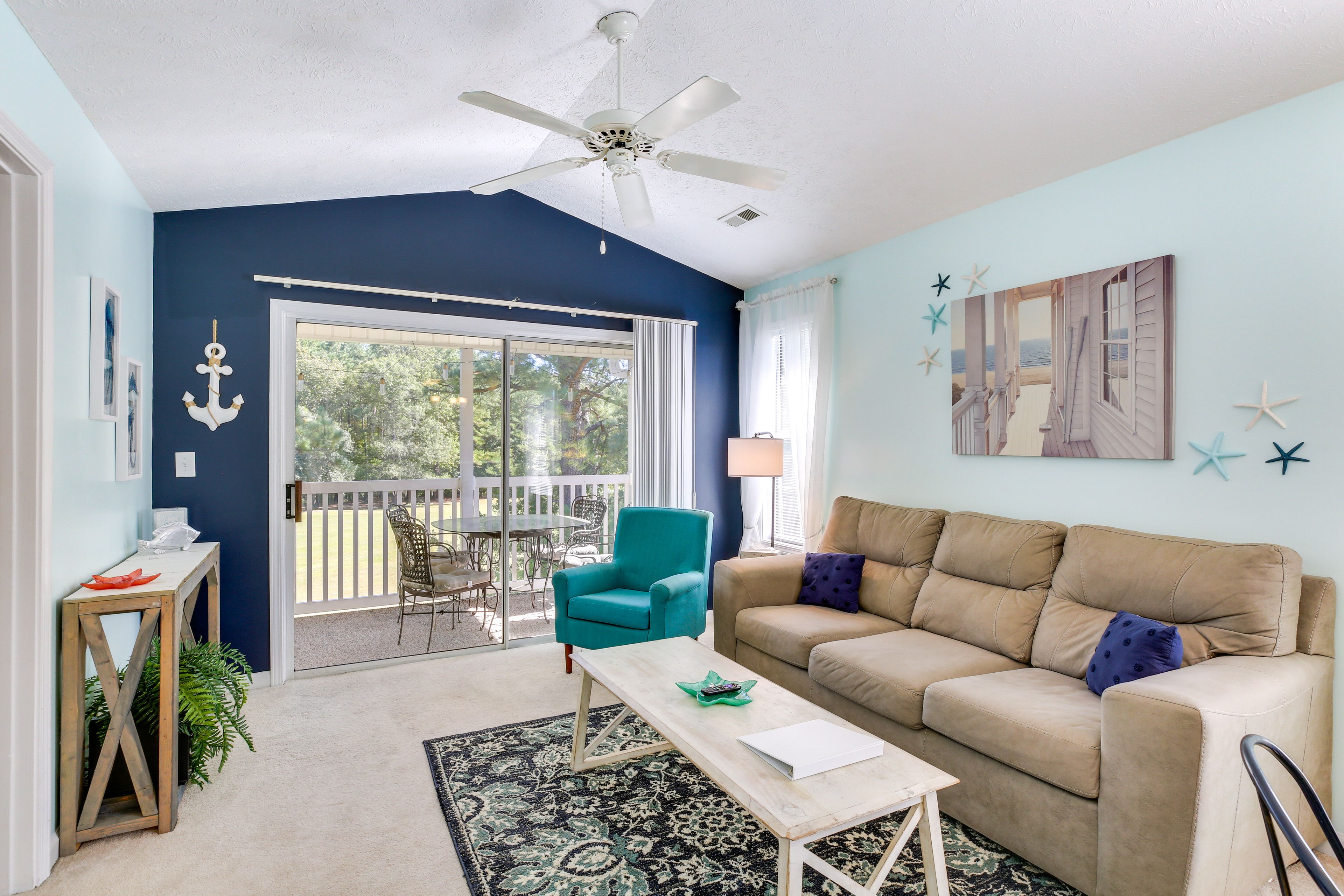 Living Room | Smart TV | Free WiFi | Central A/C & Heating