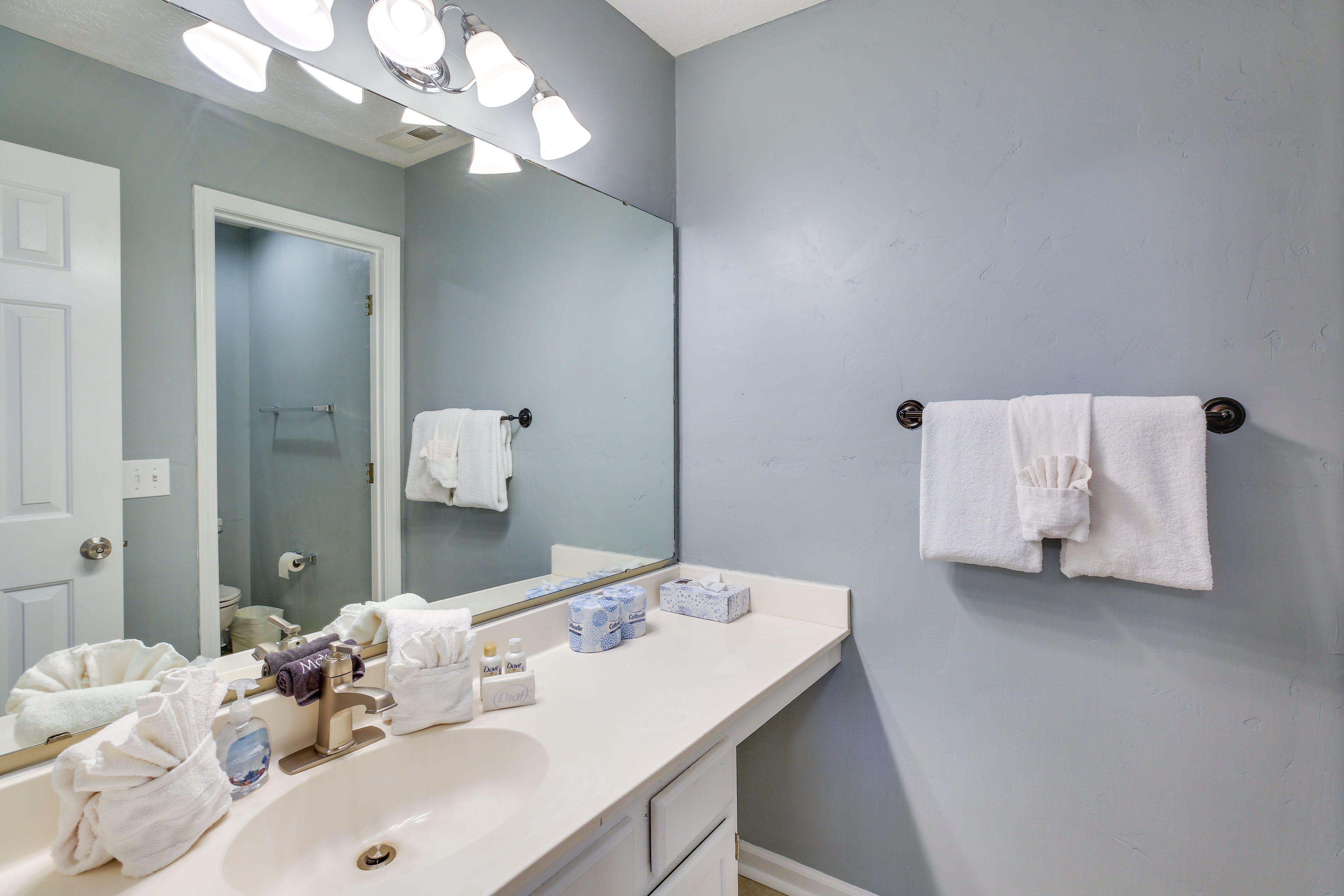Full Bathroom | Complimentary Toiletries