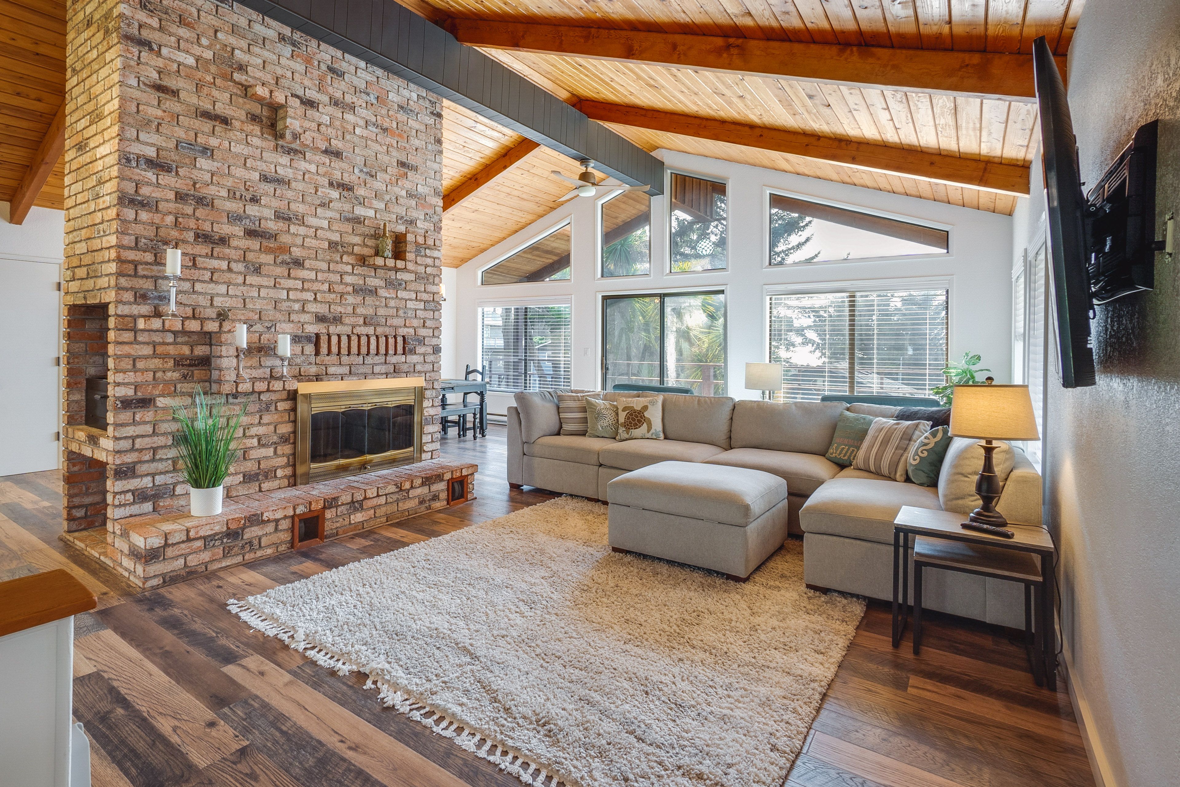Living Room | Smart TV | Free WiFi | Fireplace (Decorative)