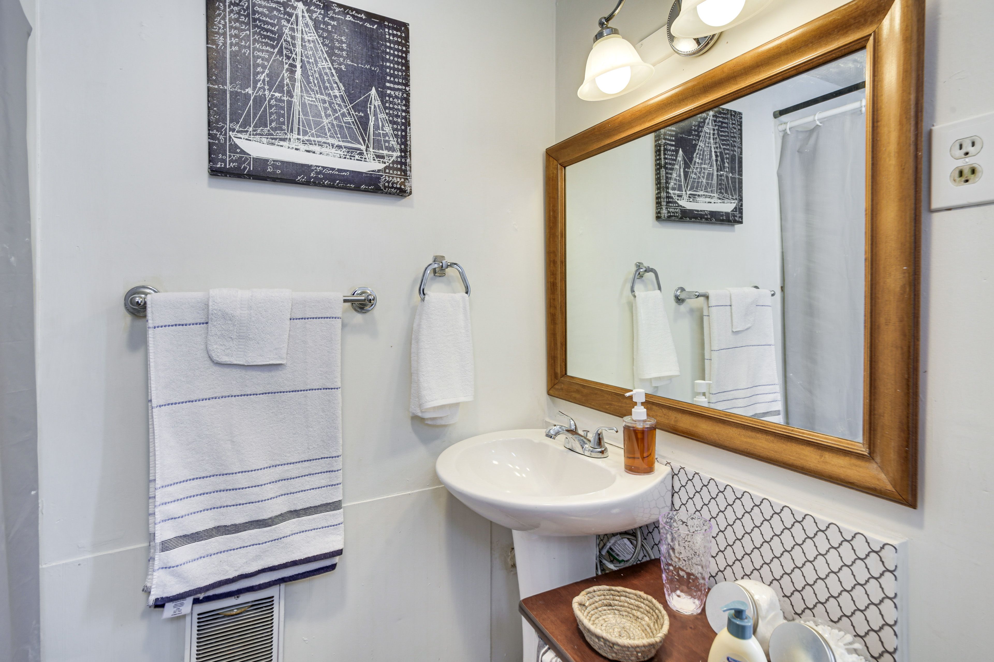 Full Bathroom | Towels Provided | Complimentary Toiletries