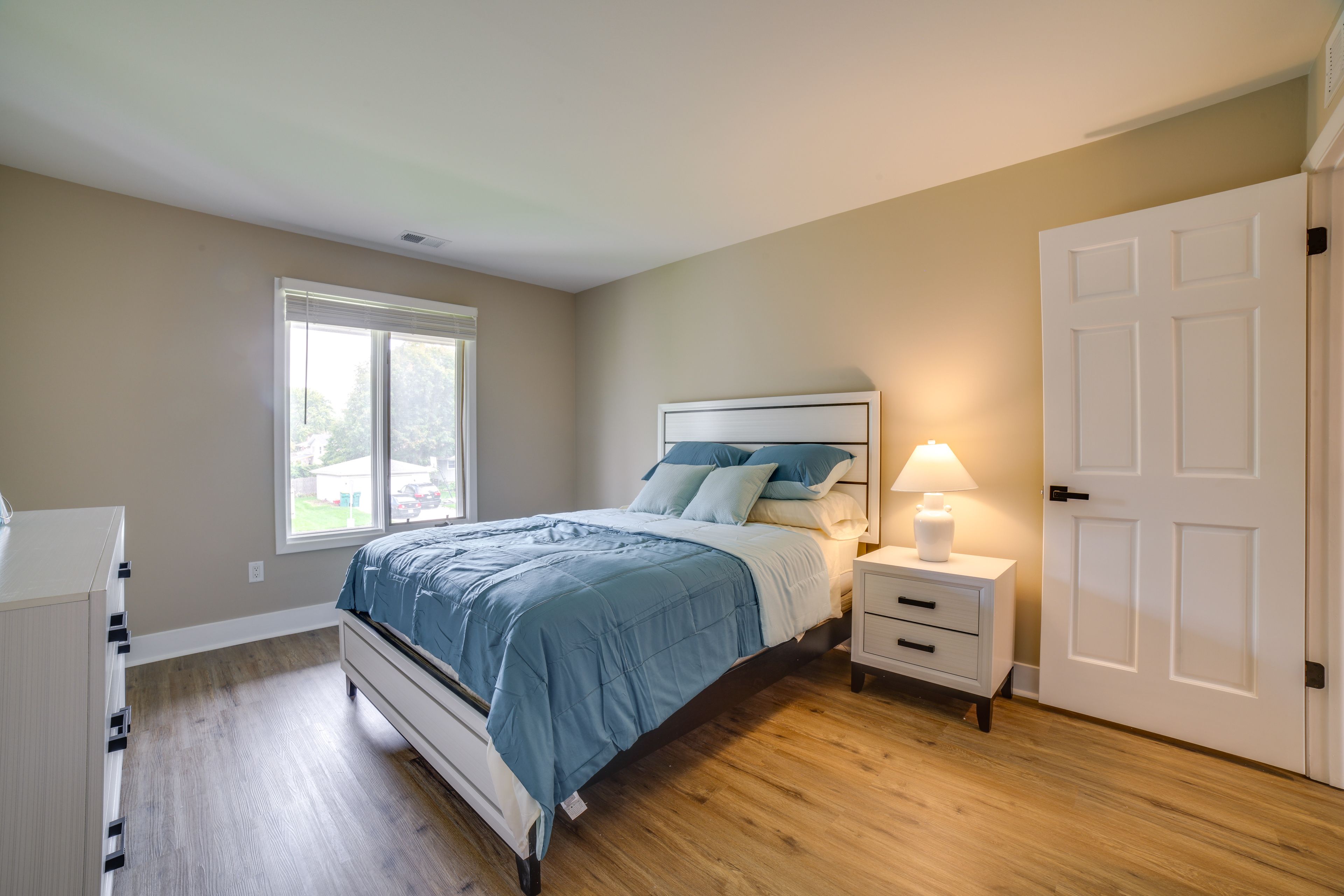 Bedroom 1 | Queen Bed