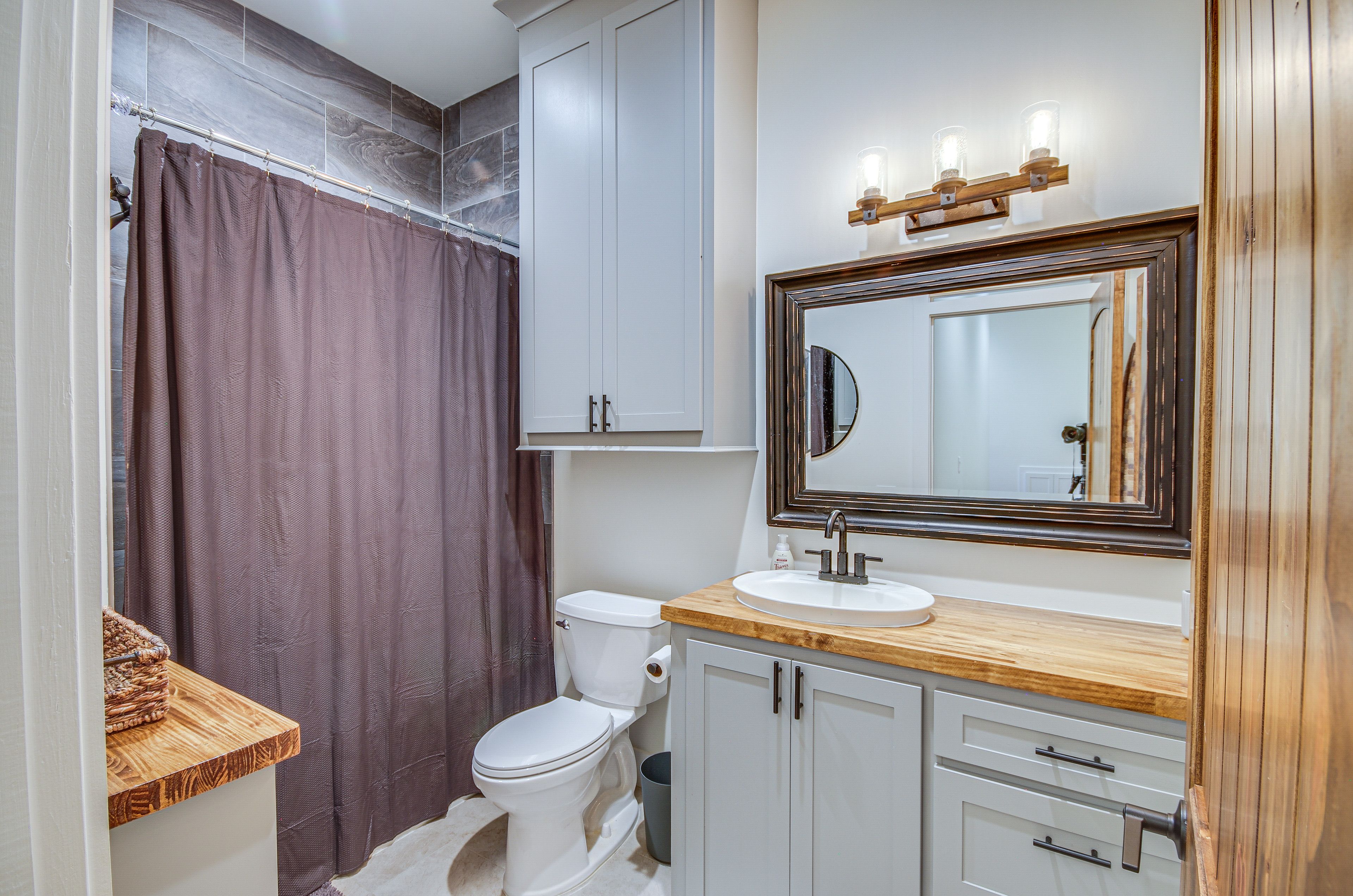 Full Bathroom | Towels Provided