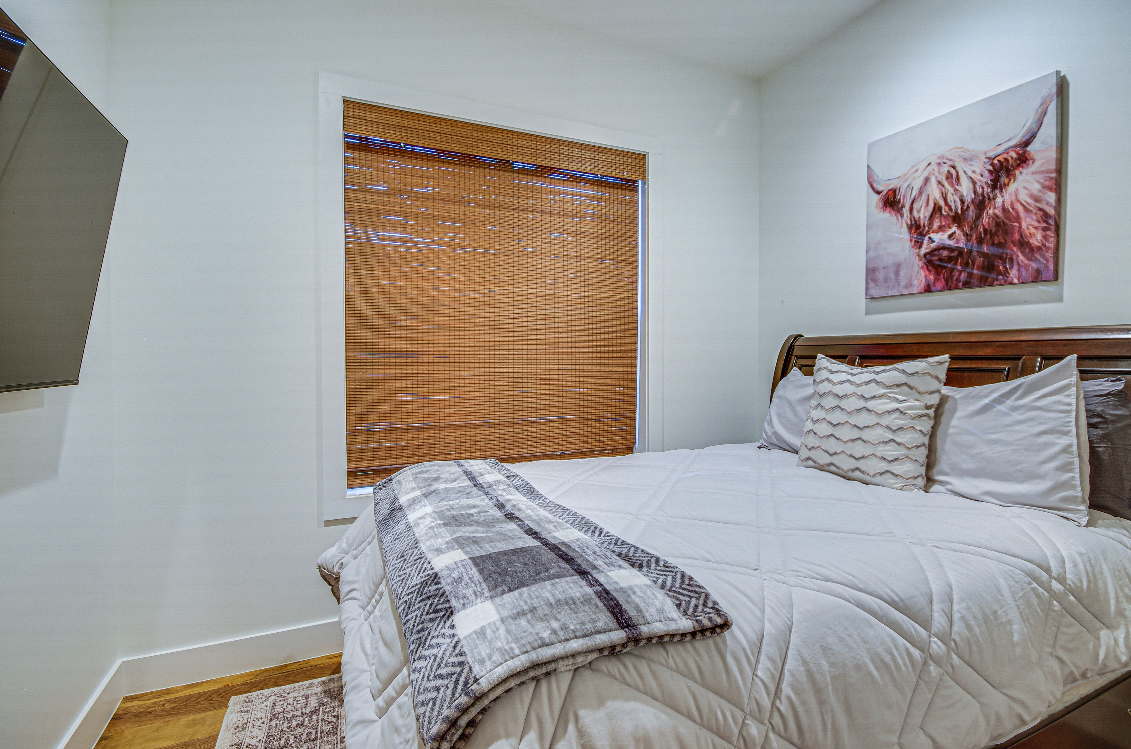 Bedroom 6 | Queen Bed