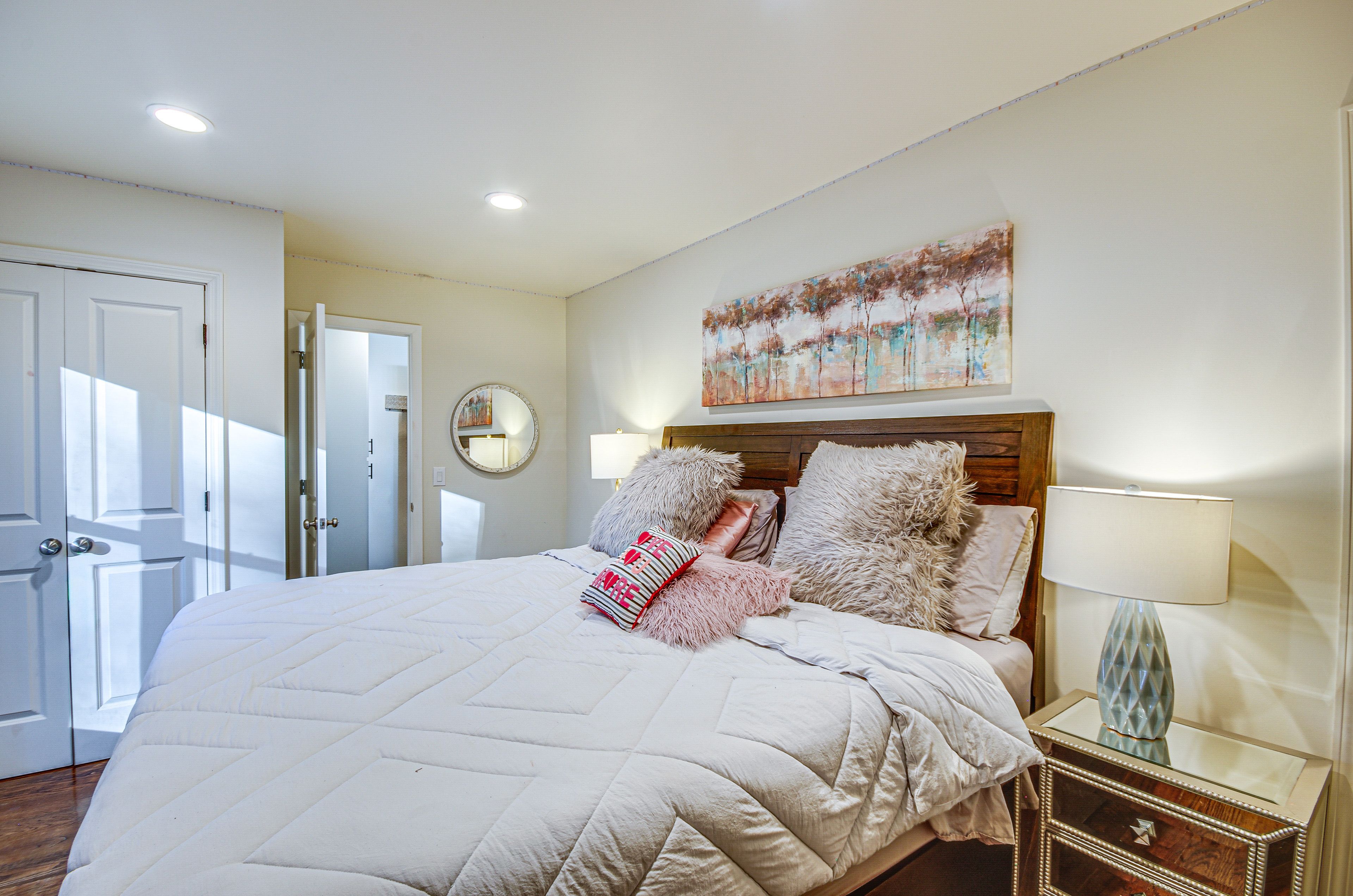 Bedroom 1 | King Bed | Flat-Screen TV | En-Suite Bathroom