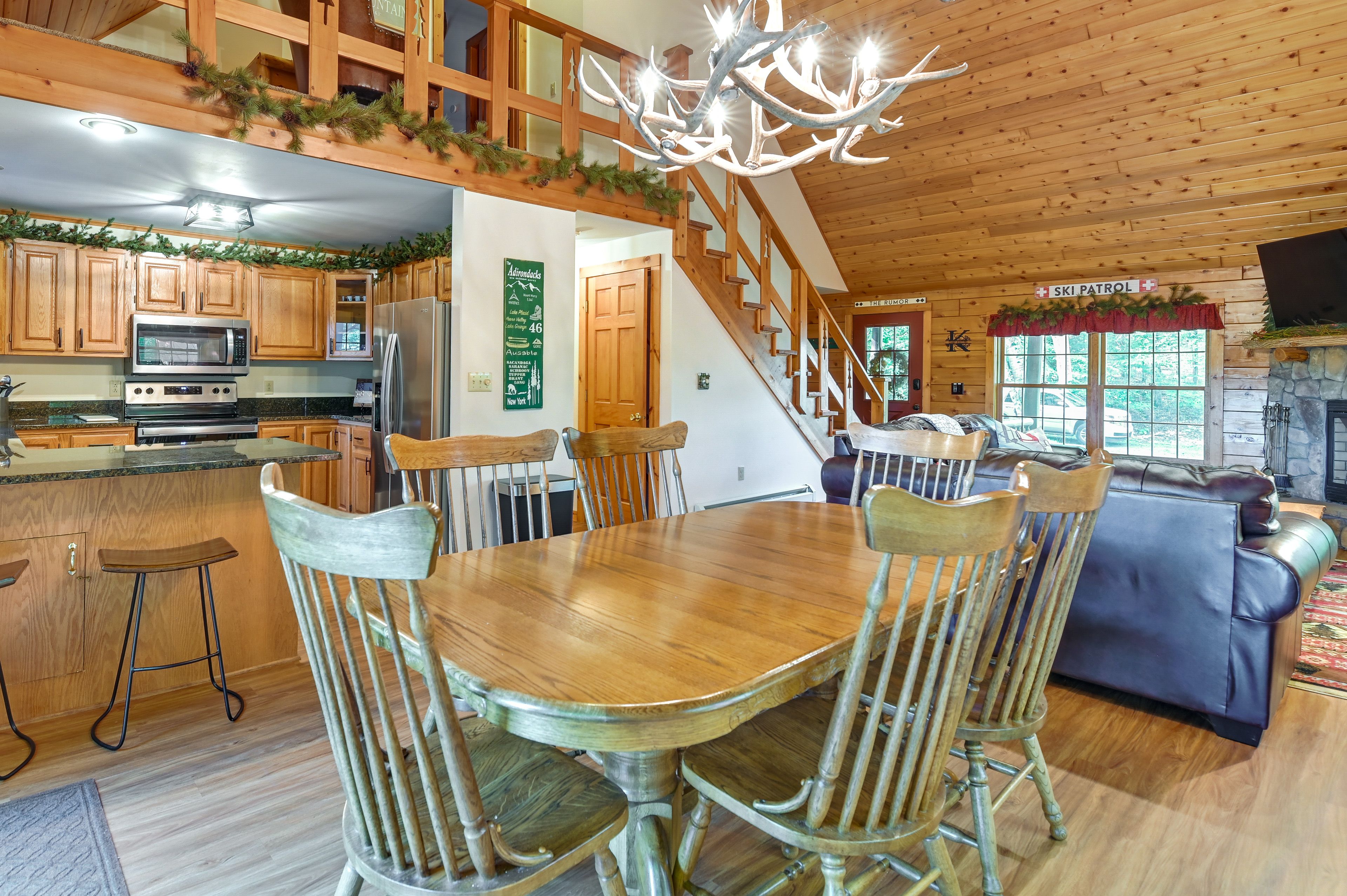 Dining Area | Dishware & Flatware Provided
